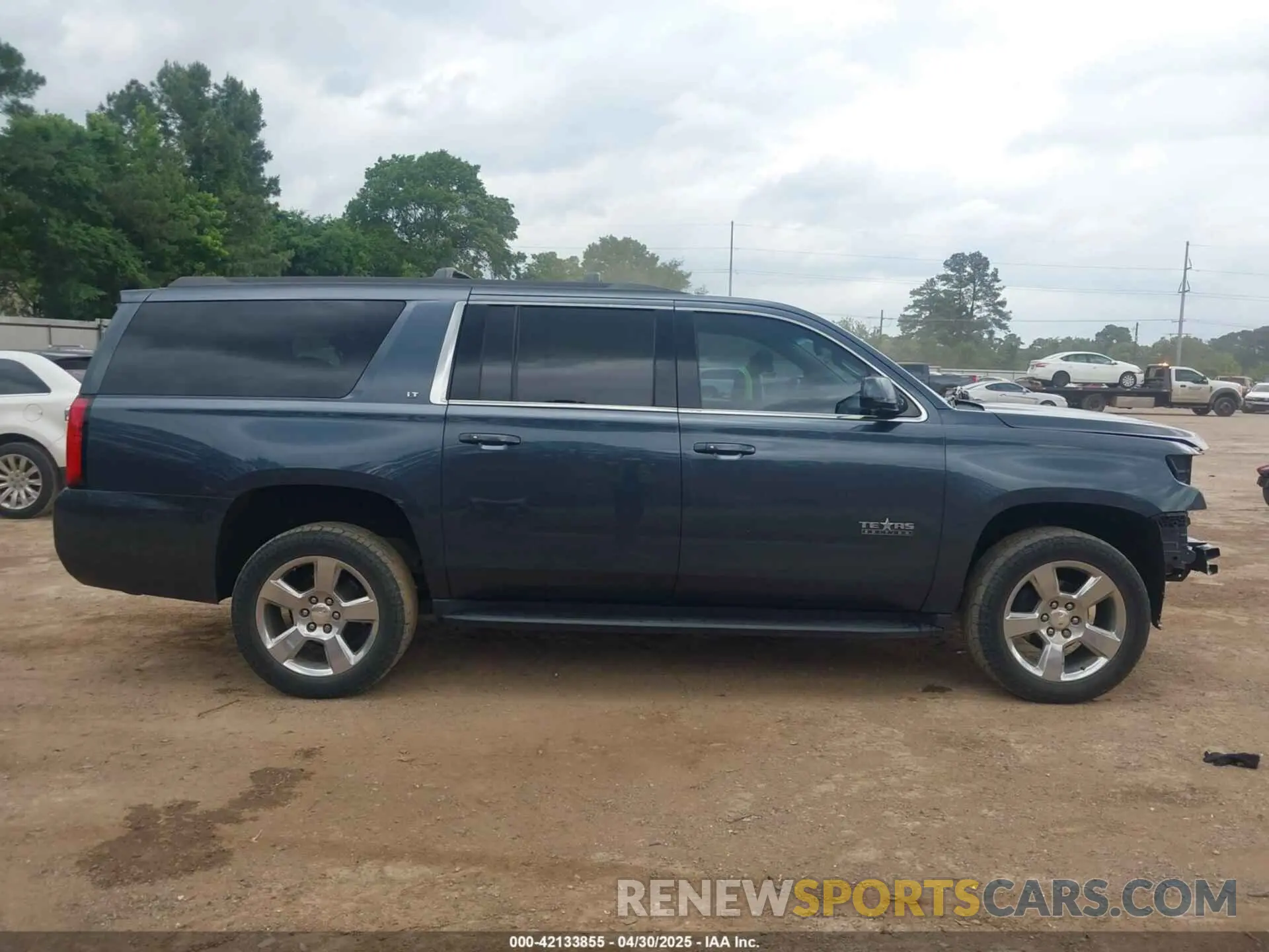 14 Photograph of a damaged car 1GNSCHKC9KR357351 CHEVROLET SUBURBAN 2019