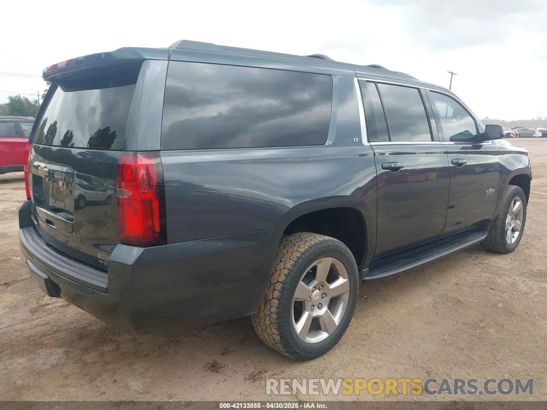 4 Photograph of a damaged car 1GNSCHKC9KR357351 CHEVROLET SUBURBAN 2019