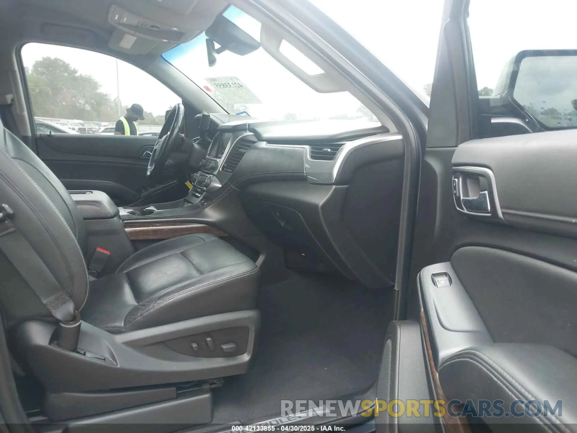 5 Photograph of a damaged car 1GNSCHKC9KR357351 CHEVROLET SUBURBAN 2019