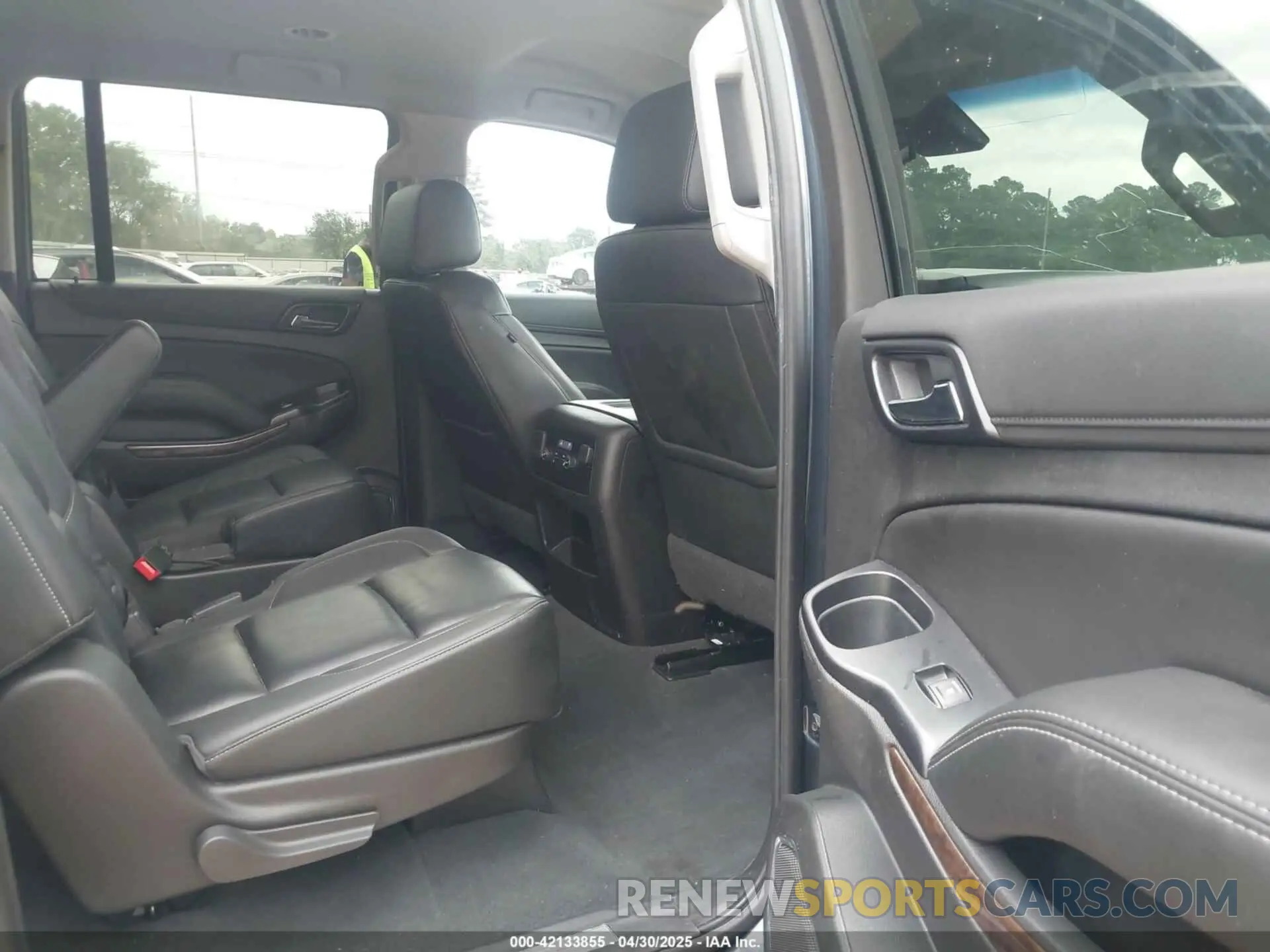 8 Photograph of a damaged car 1GNSCHKC9KR357351 CHEVROLET SUBURBAN 2019