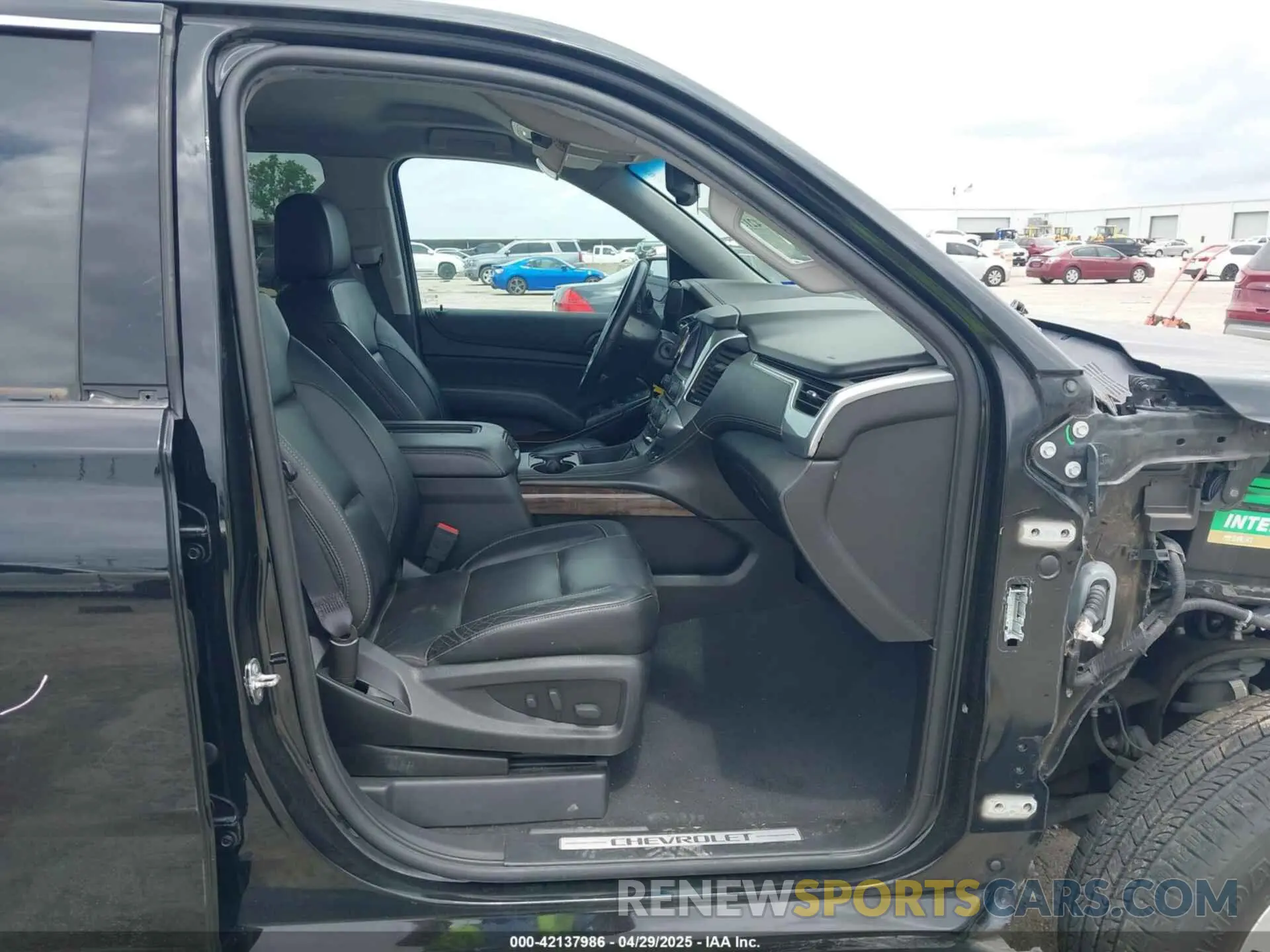 5 Photograph of a damaged car 1GNSCHKCXKR396482 CHEVROLET SUBURBAN 2019