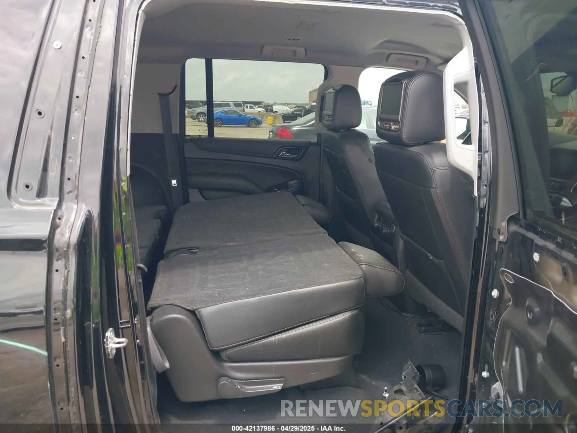 8 Photograph of a damaged car 1GNSCHKCXKR396482 CHEVROLET SUBURBAN 2019