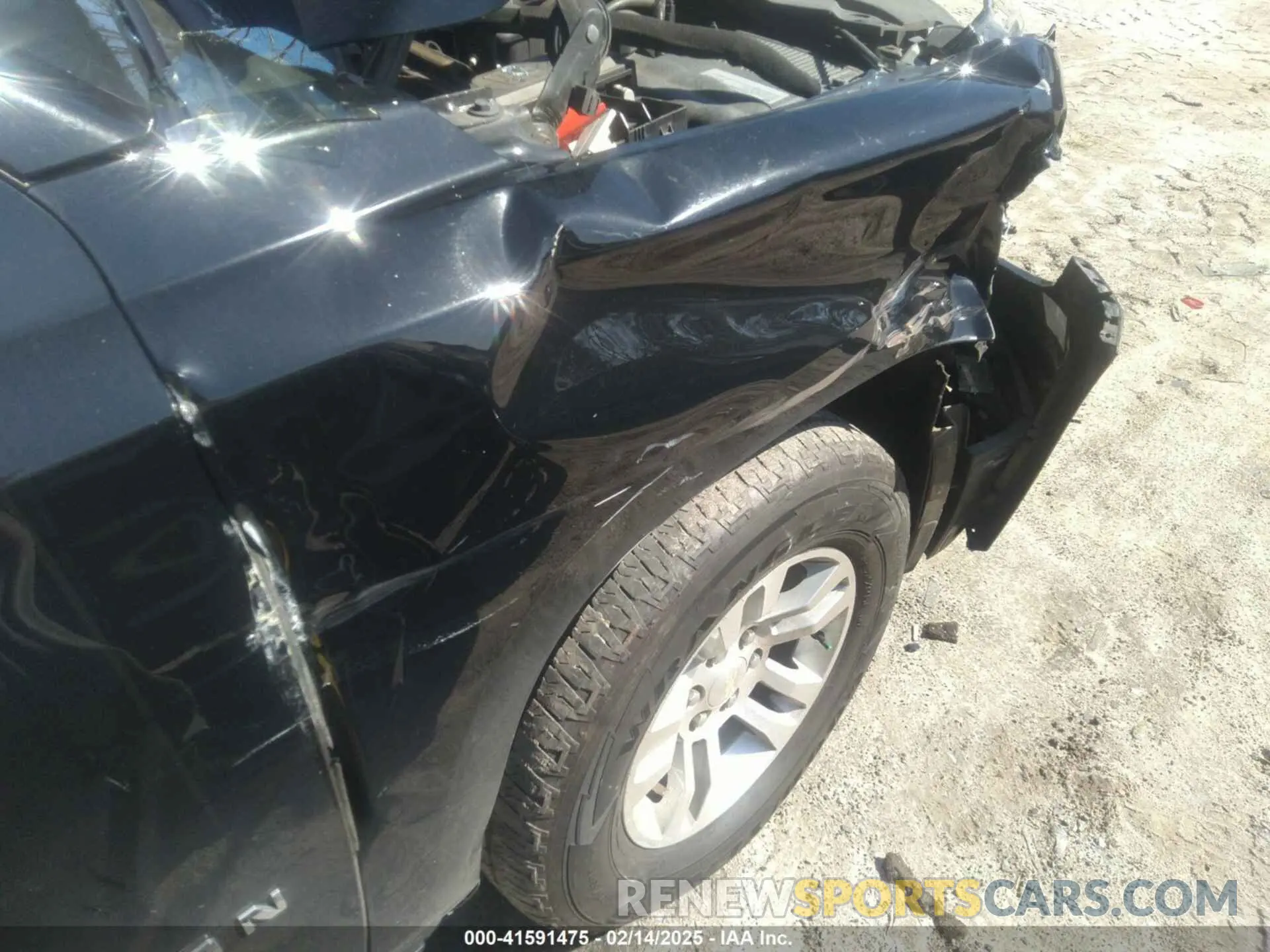 17 Photograph of a damaged car 1GNSCHKCXKR405939 CHEVROLET SUBURBAN 2019