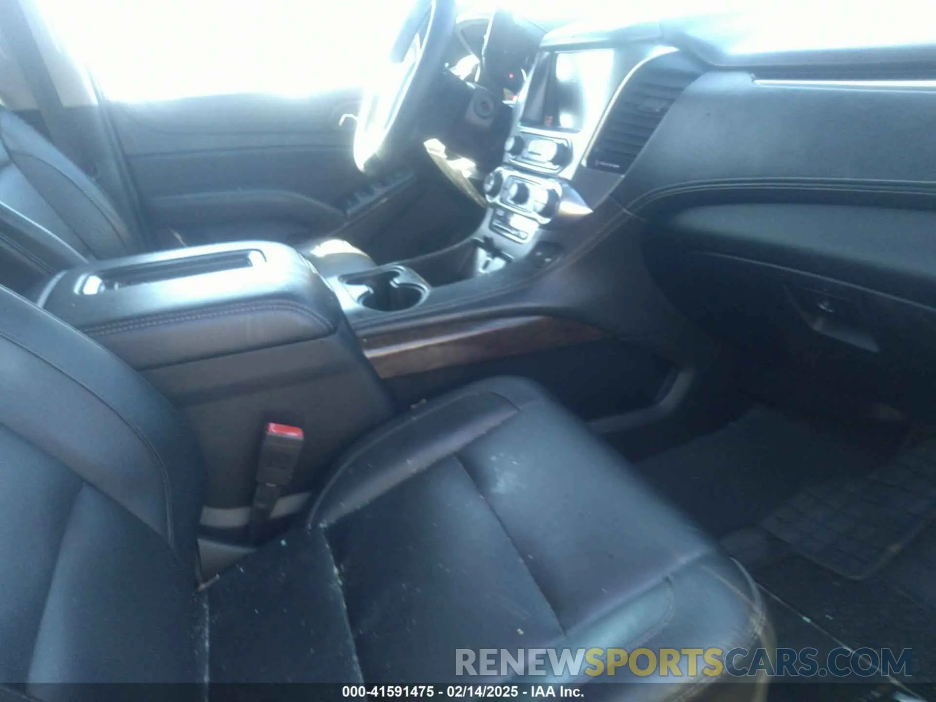 5 Photograph of a damaged car 1GNSCHKCXKR405939 CHEVROLET SUBURBAN 2019