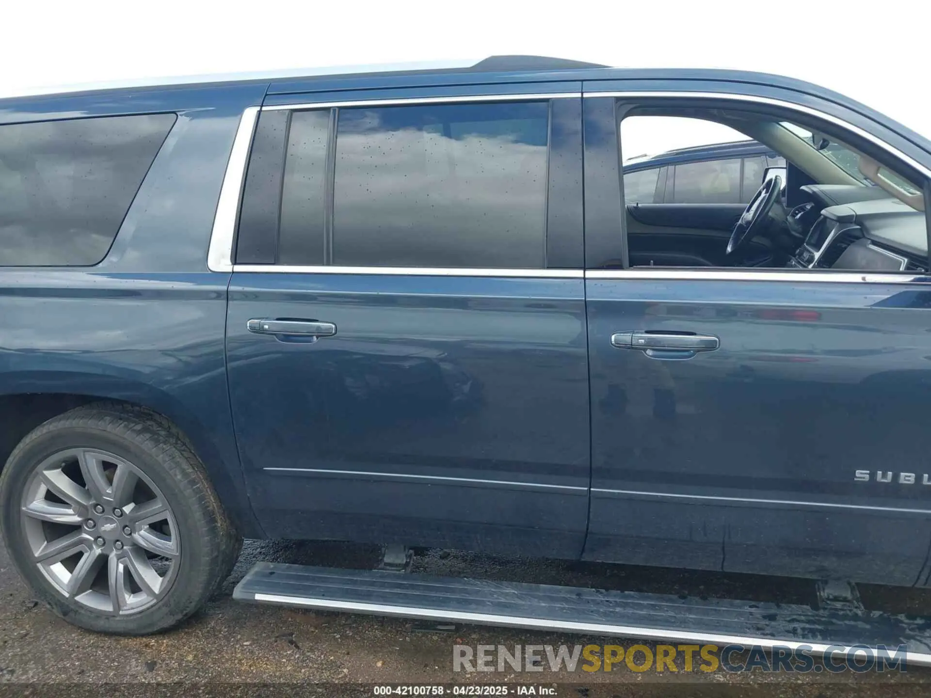 13 Photograph of a damaged car 1GNSCJKC0KR139323 CHEVROLET SUBURBAN 2019