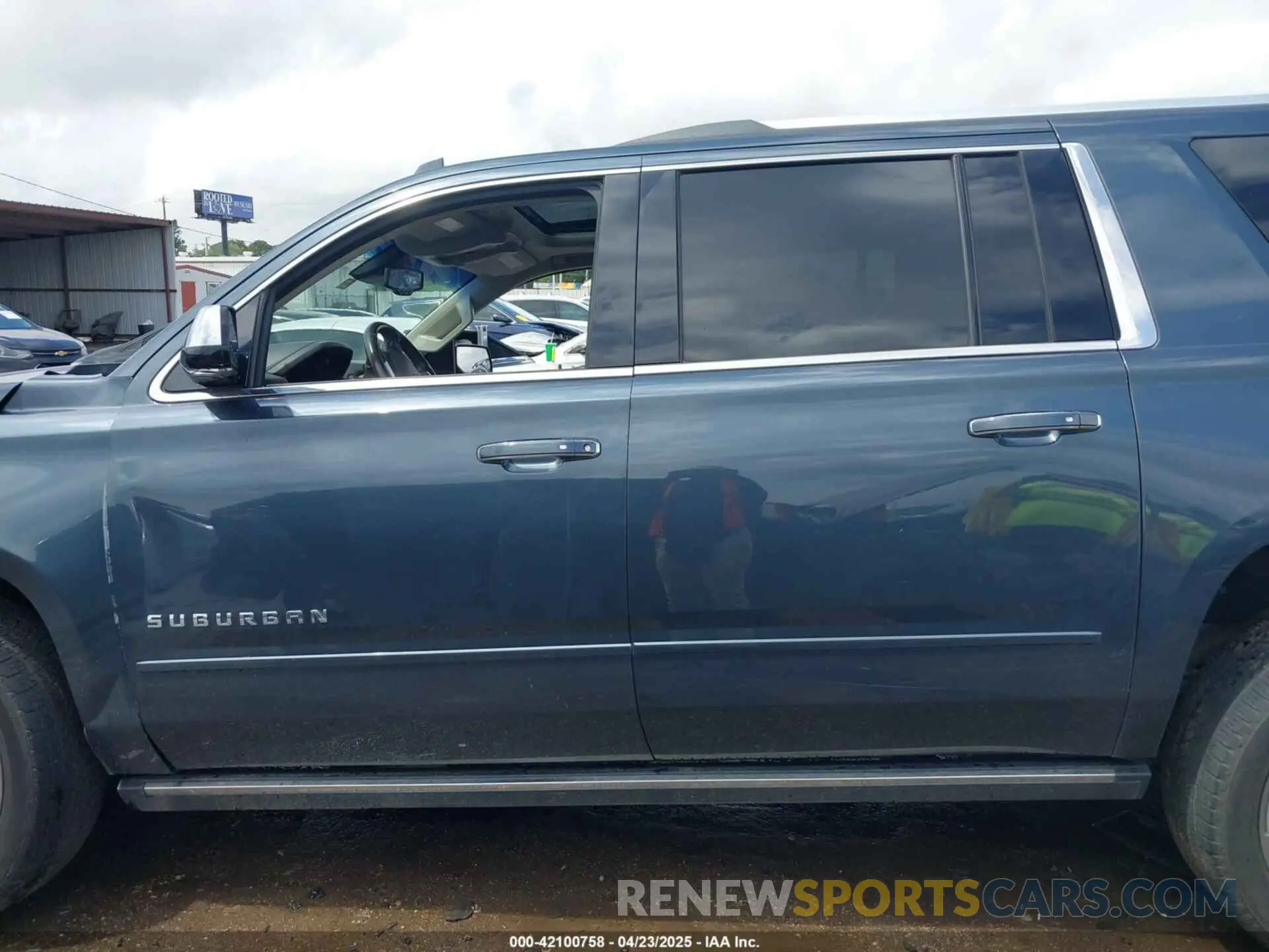 14 Photograph of a damaged car 1GNSCJKC0KR139323 CHEVROLET SUBURBAN 2019