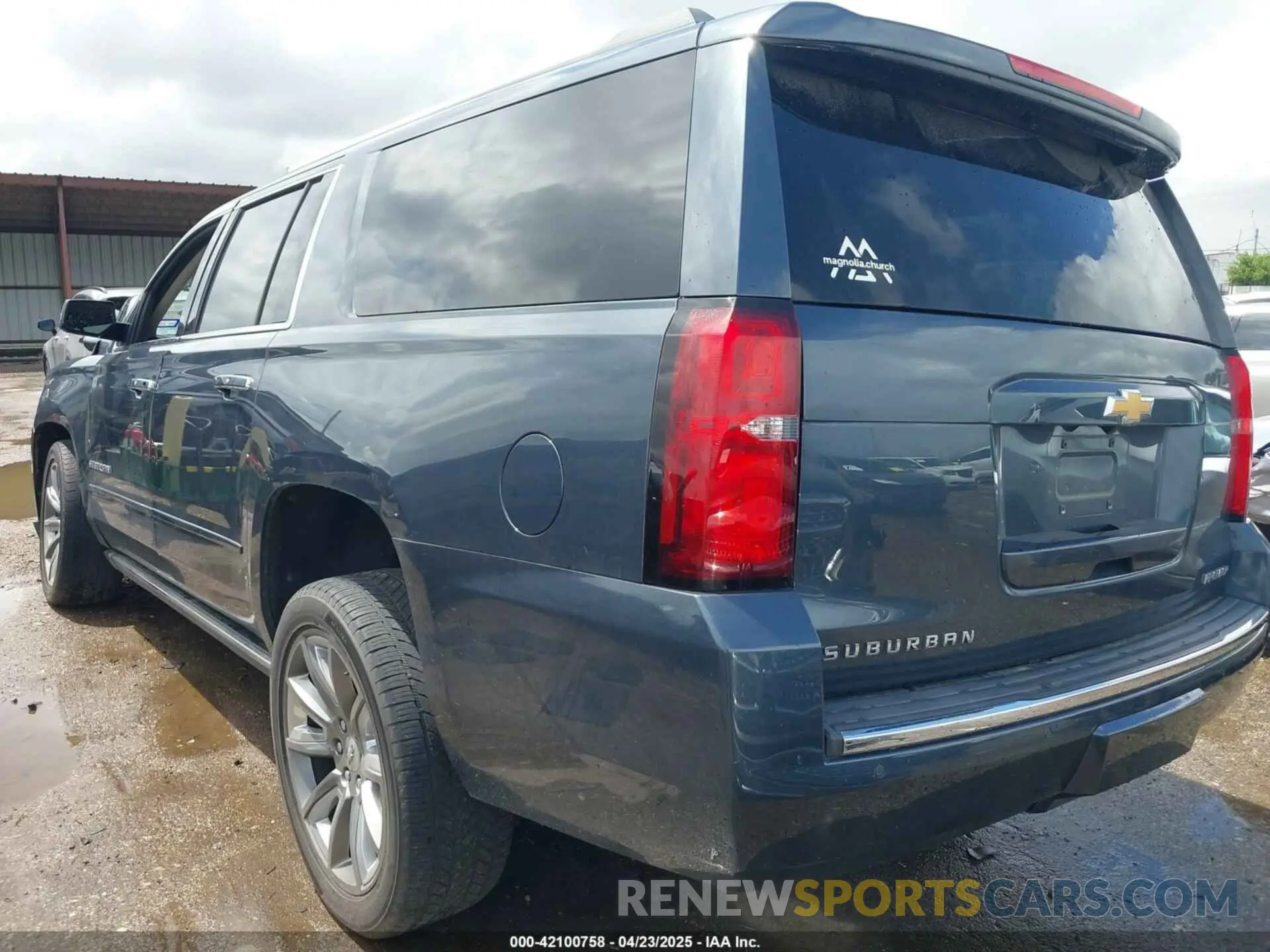 3 Photograph of a damaged car 1GNSCJKC0KR139323 CHEVROLET SUBURBAN 2019
