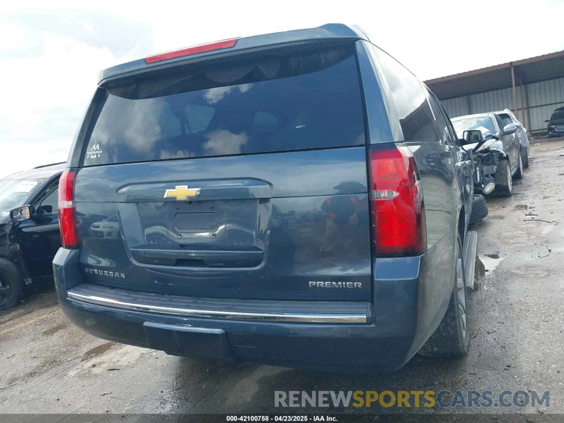 4 Photograph of a damaged car 1GNSCJKC0KR139323 CHEVROLET SUBURBAN 2019