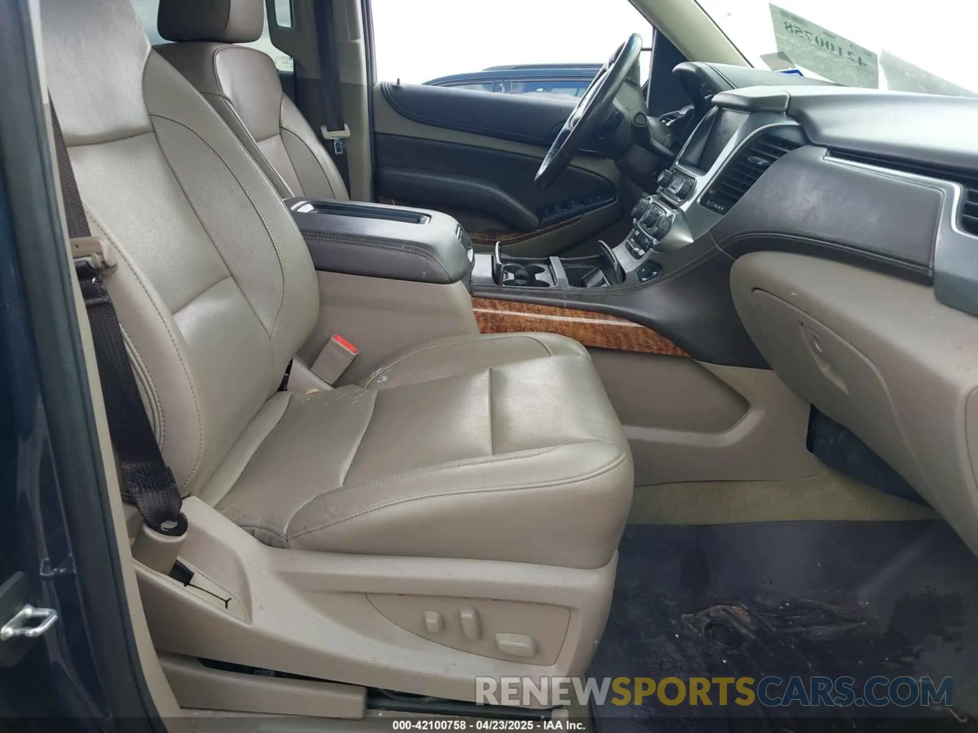 5 Photograph of a damaged car 1GNSCJKC0KR139323 CHEVROLET SUBURBAN 2019