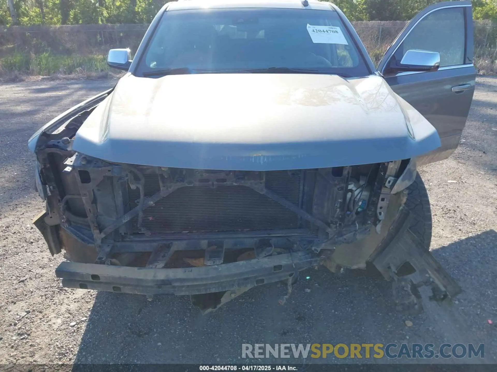 6 Photograph of a damaged car 1GNSCJKC3KR129739 CHEVROLET SUBURBAN 2019