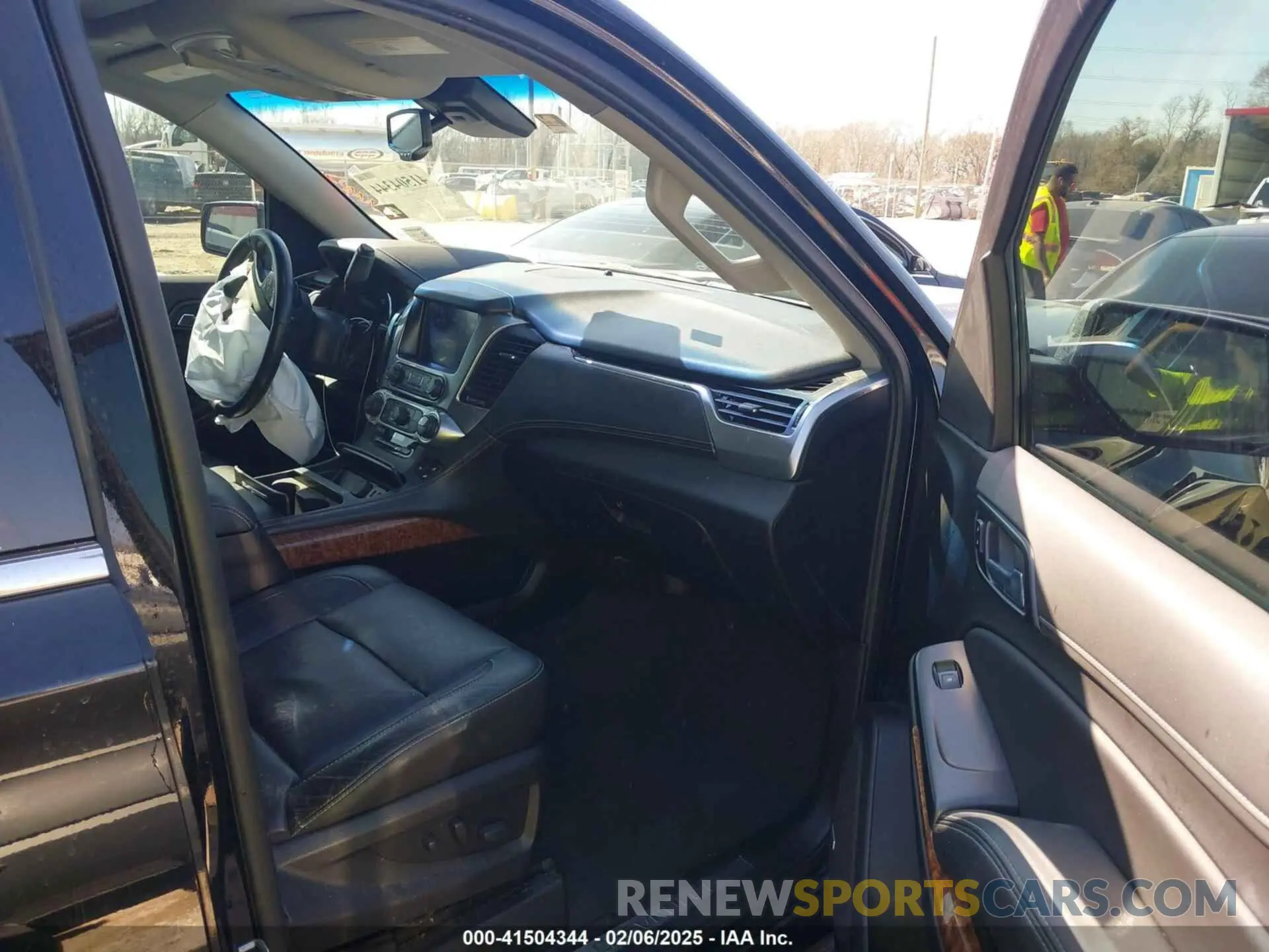 5 Photograph of a damaged car 1GNSCJKC5KR360318 CHEVROLET SUBURBAN 2019