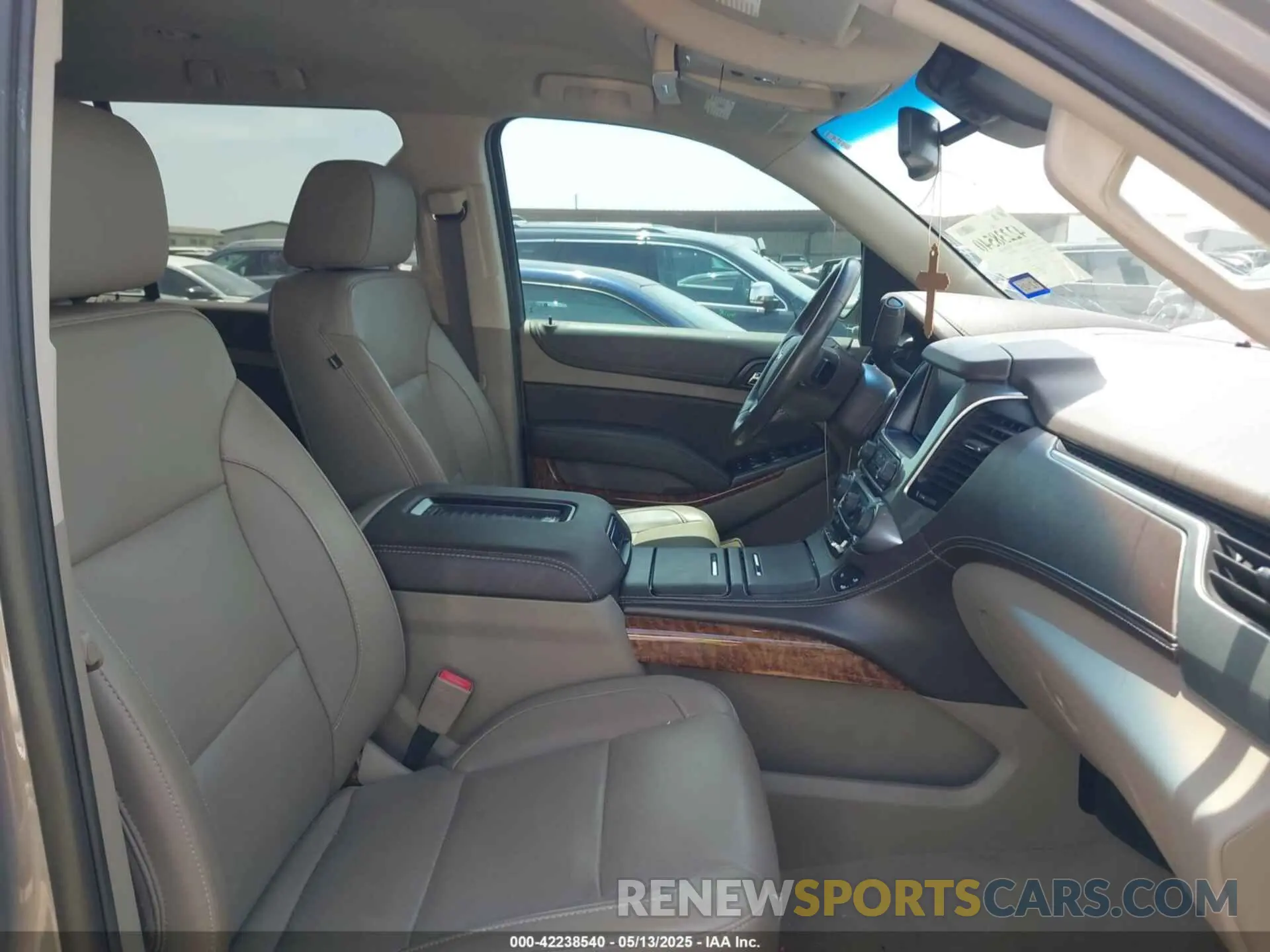 5 Photograph of a damaged car 1GNSCJKC9KR264210 CHEVROLET SUBURBAN 2019