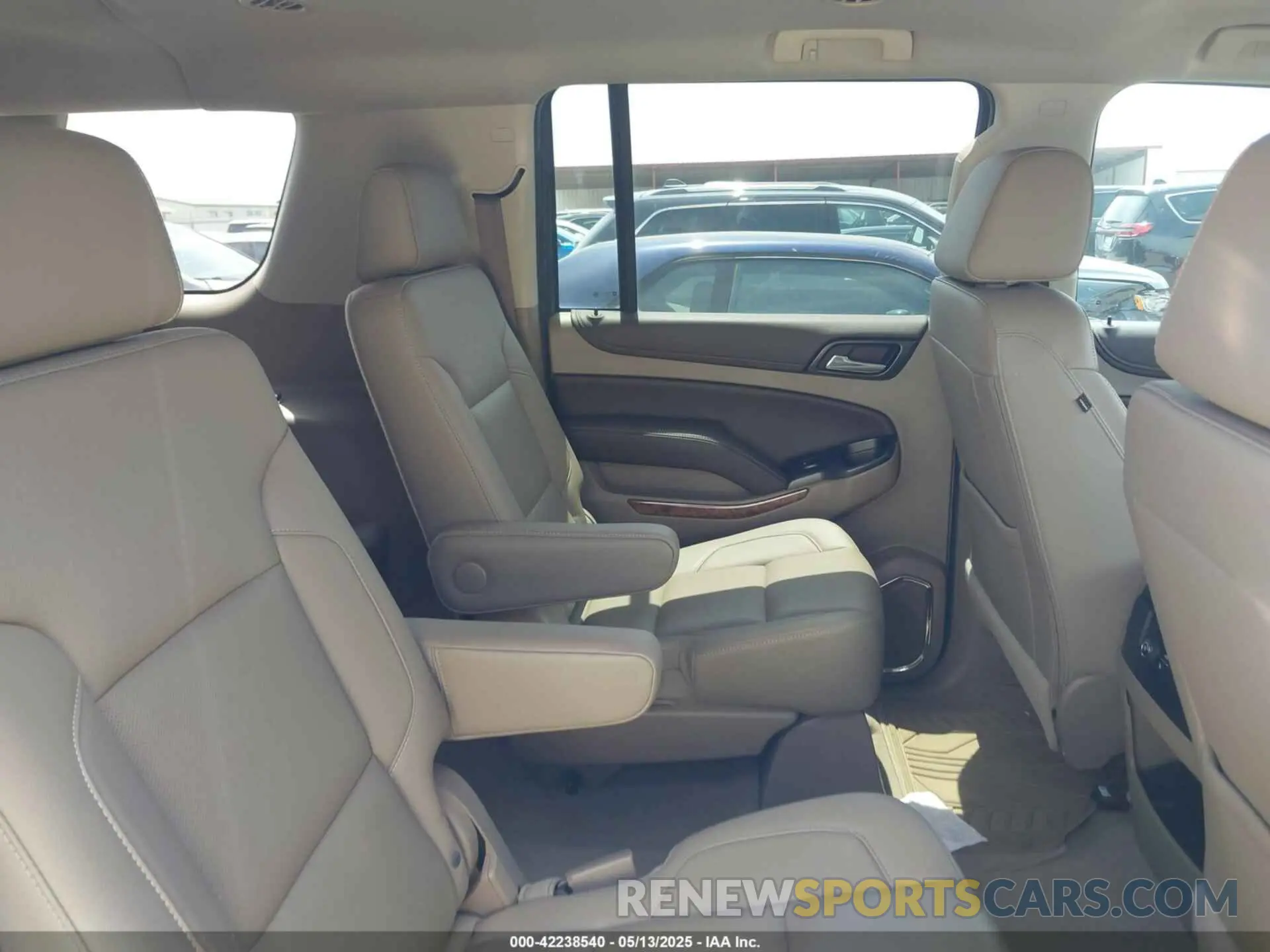 8 Photograph of a damaged car 1GNSCJKC9KR264210 CHEVROLET SUBURBAN 2019