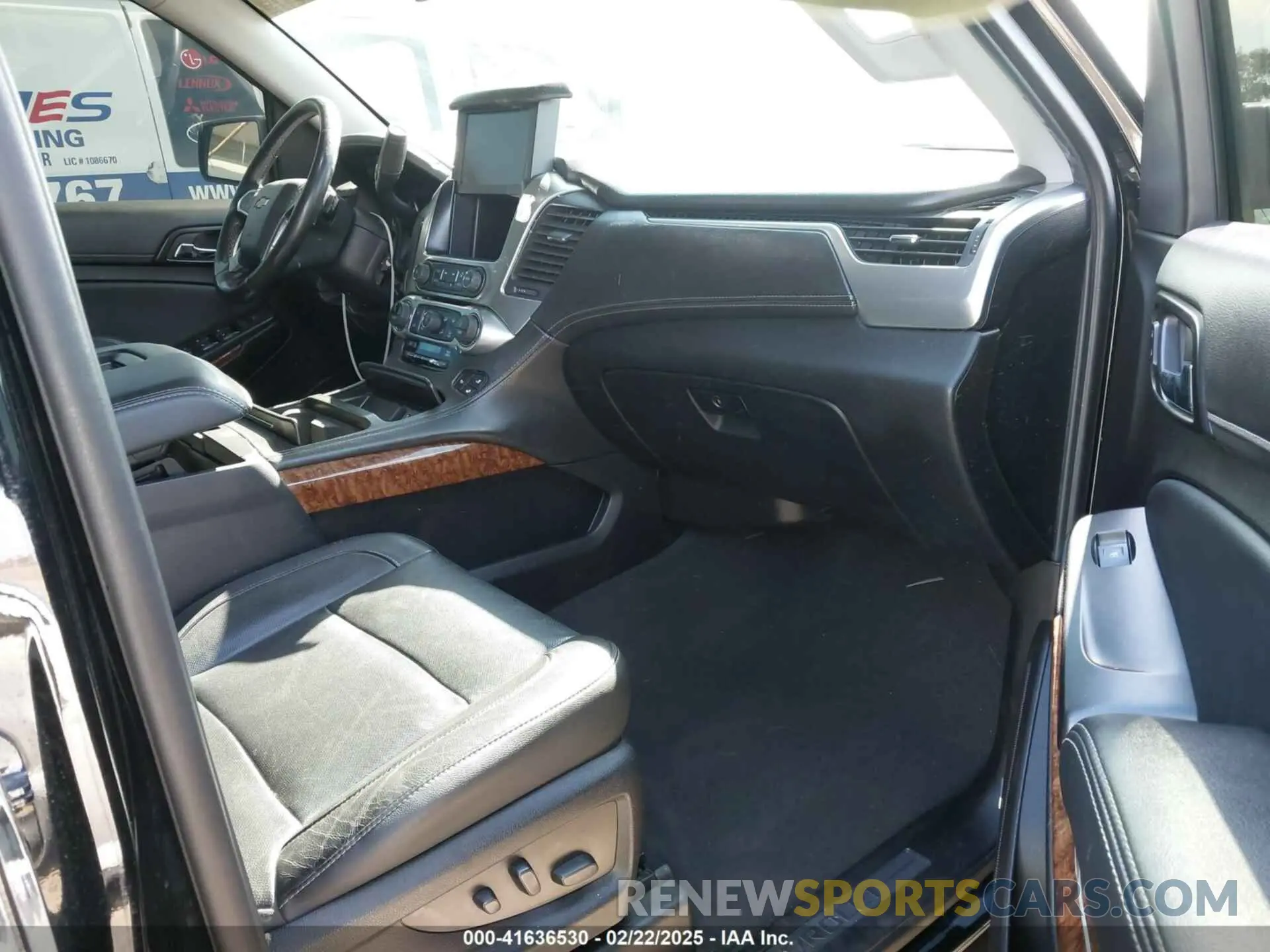 5 Photograph of a damaged car 1GNSCJKCXKR332739 CHEVROLET SUBURBAN 2019