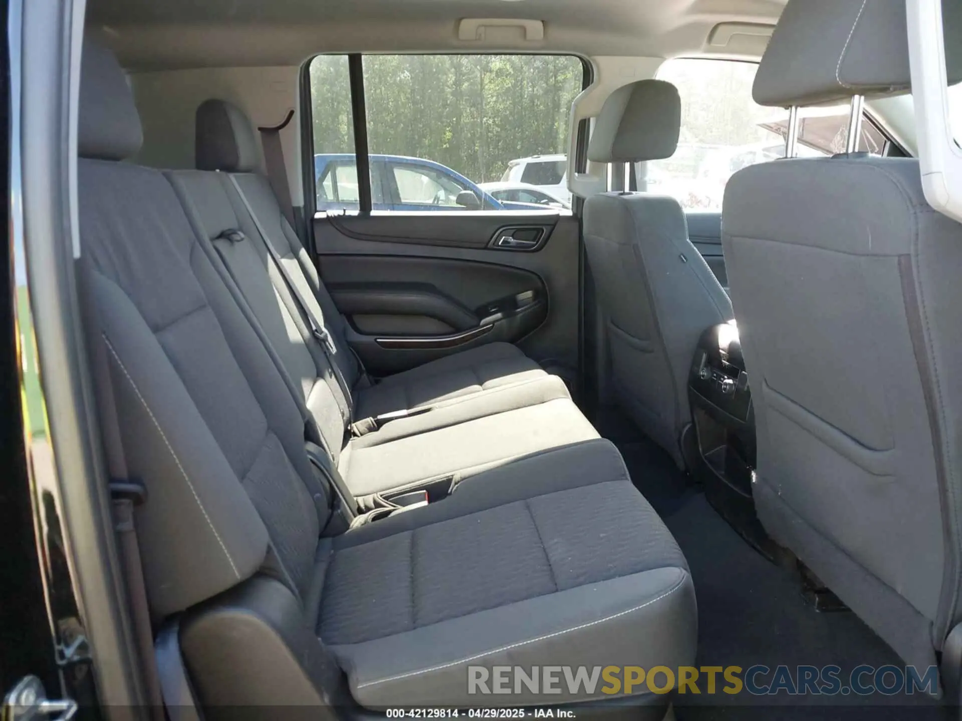 8 Photograph of a damaged car 1GNSKGKC2KR353977 CHEVROLET SUBURBAN 2019