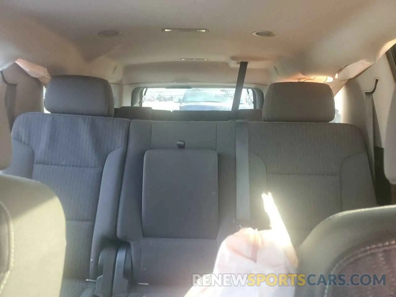 10 Photograph of a damaged car 1GNSKGKC3KR241141 CHEVROLET SUBURBAN 2019