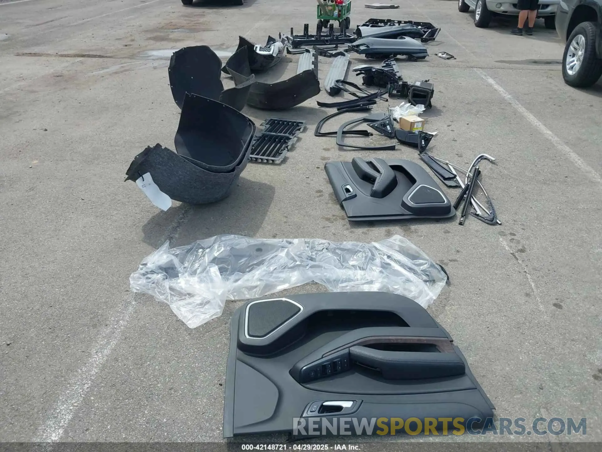 12 Photograph of a damaged car 1GNSKGKC4KR128685 CHEVROLET SUBURBAN 2019