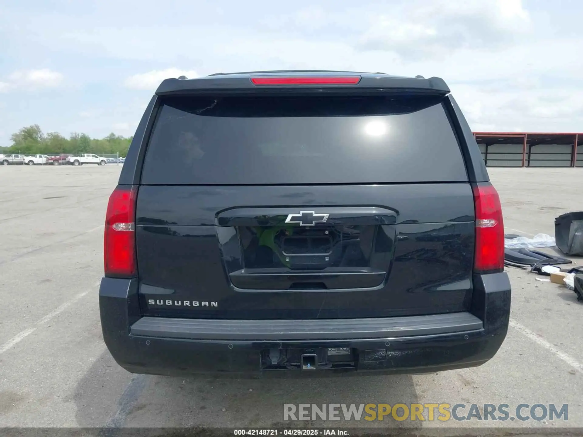 17 Photograph of a damaged car 1GNSKGKC4KR128685 CHEVROLET SUBURBAN 2019