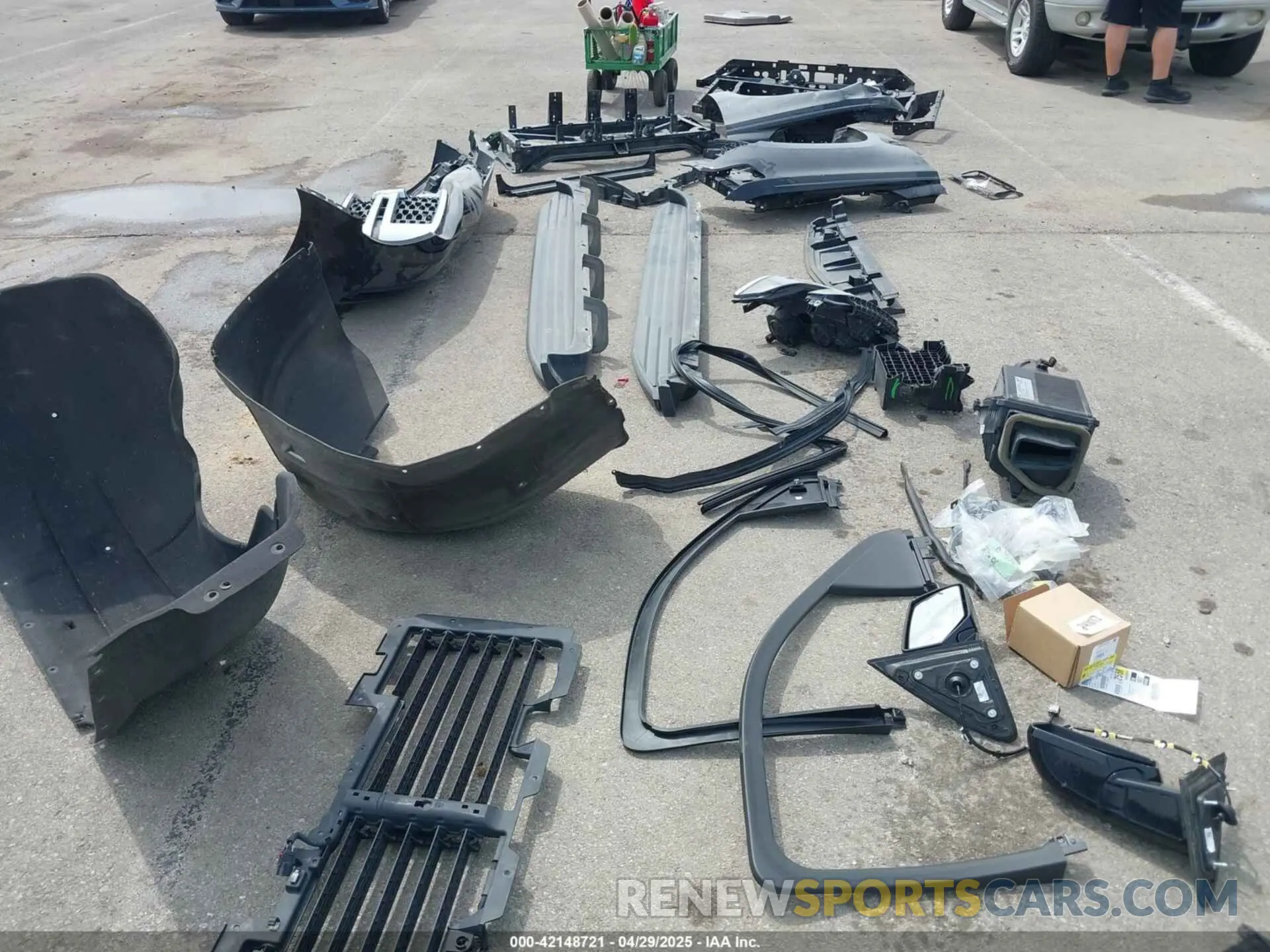 18 Photograph of a damaged car 1GNSKGKC4KR128685 CHEVROLET SUBURBAN 2019