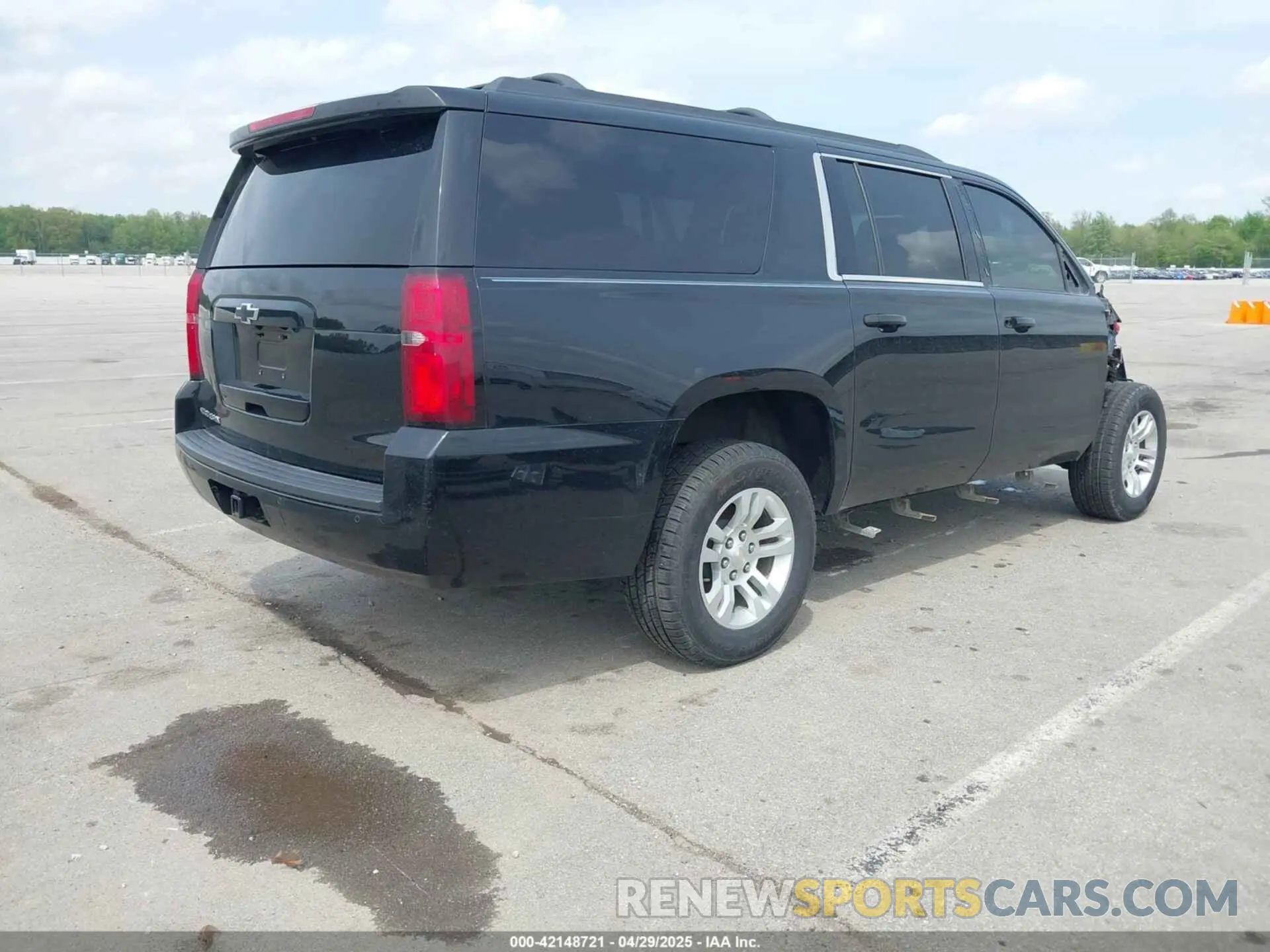 4 Photograph of a damaged car 1GNSKGKC4KR128685 CHEVROLET SUBURBAN 2019