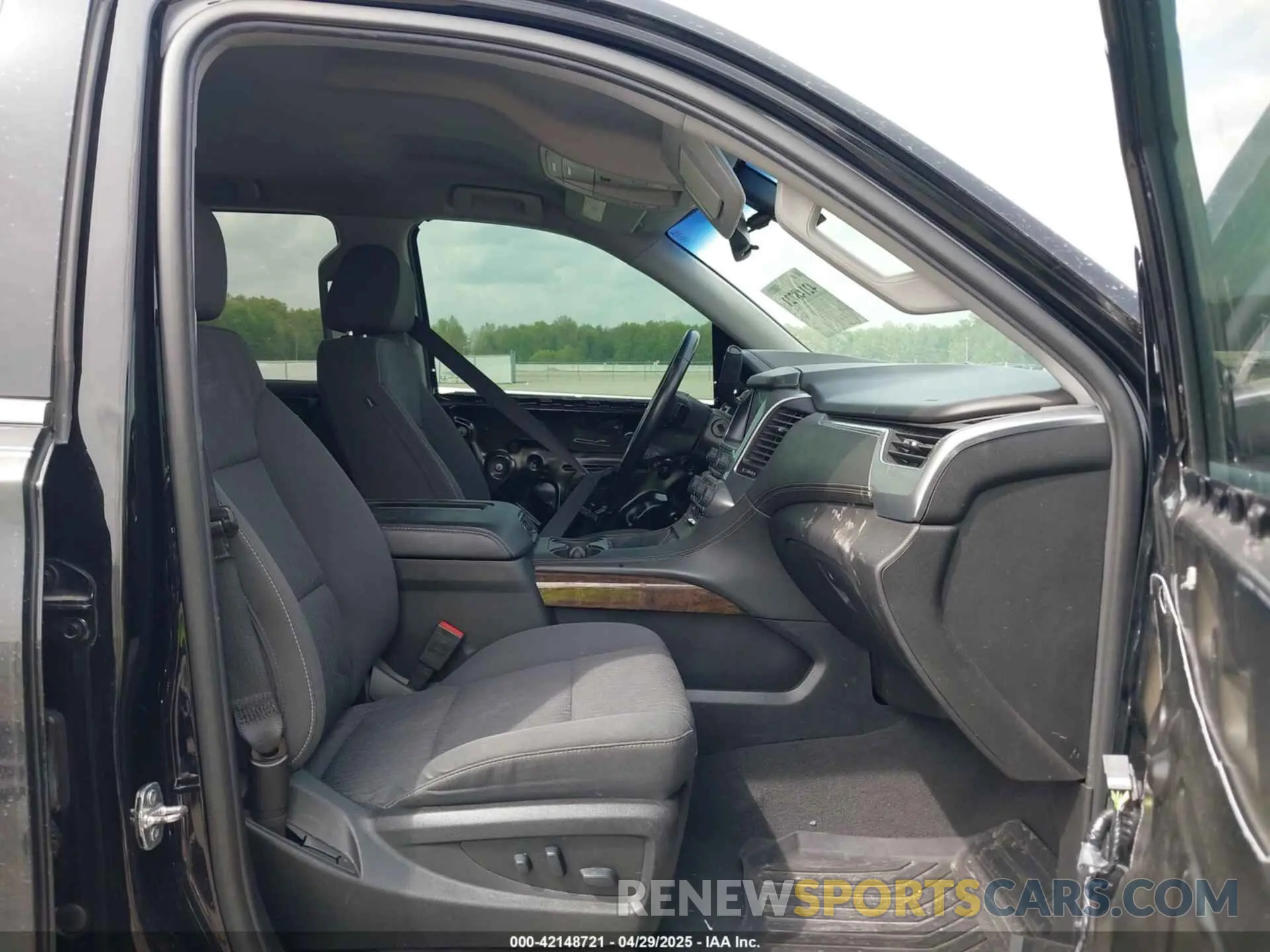 5 Photograph of a damaged car 1GNSKGKC4KR128685 CHEVROLET SUBURBAN 2019