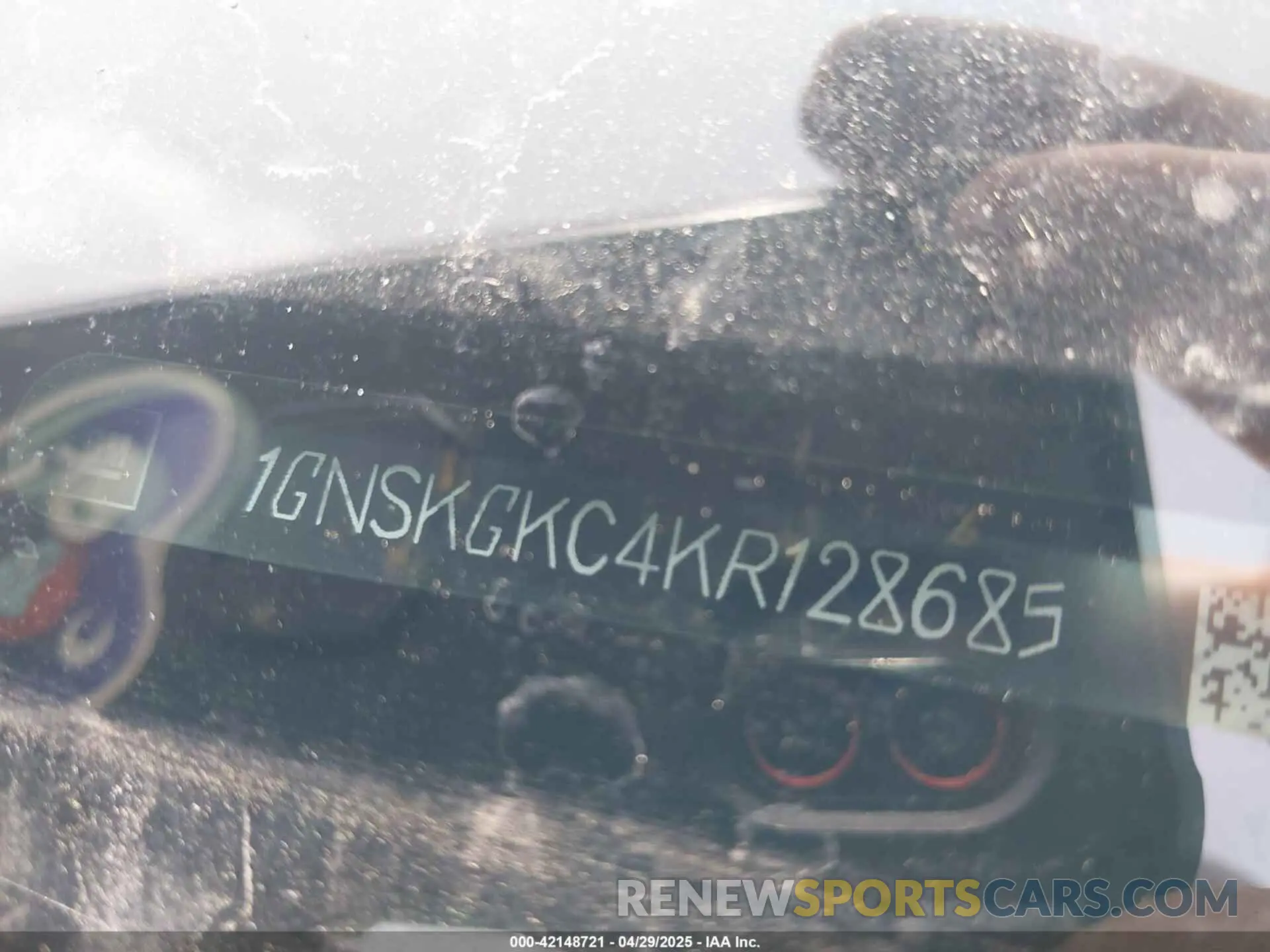 9 Photograph of a damaged car 1GNSKGKC4KR128685 CHEVROLET SUBURBAN 2019