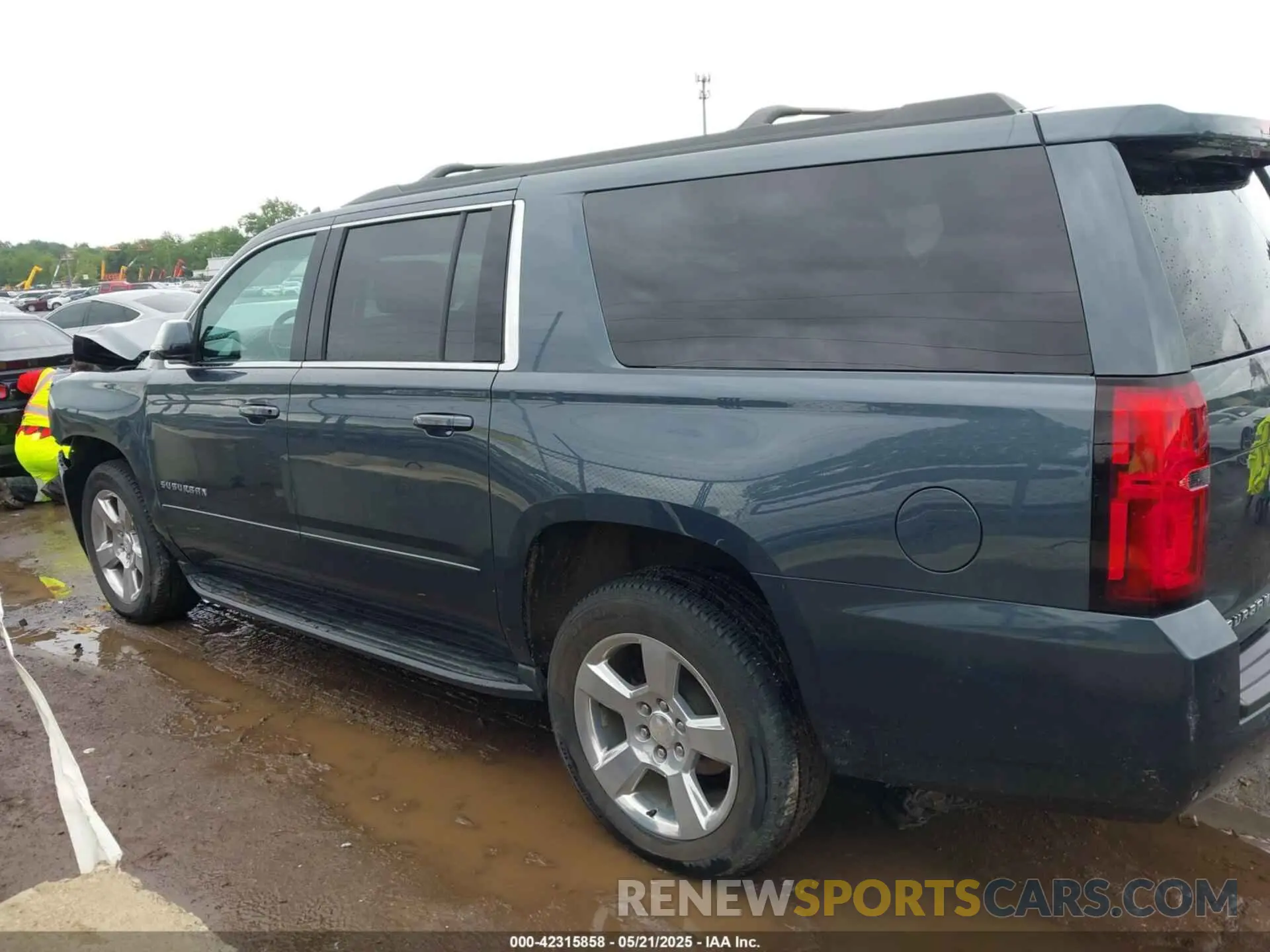 15 Photograph of a damaged car 1GNSKGKC7KR244916 CHEVROLET SUBURBAN 2019