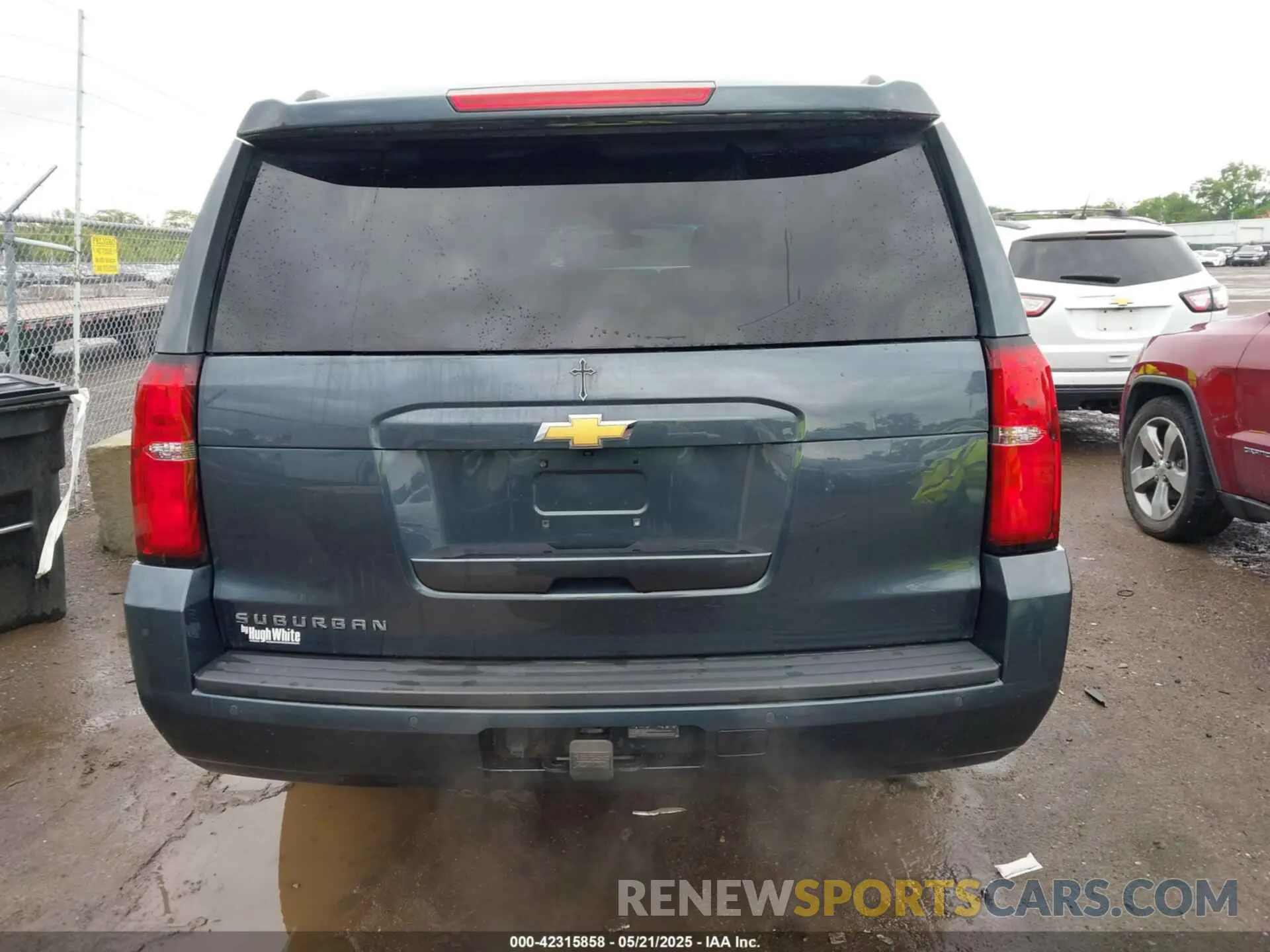17 Photograph of a damaged car 1GNSKGKC7KR244916 CHEVROLET SUBURBAN 2019