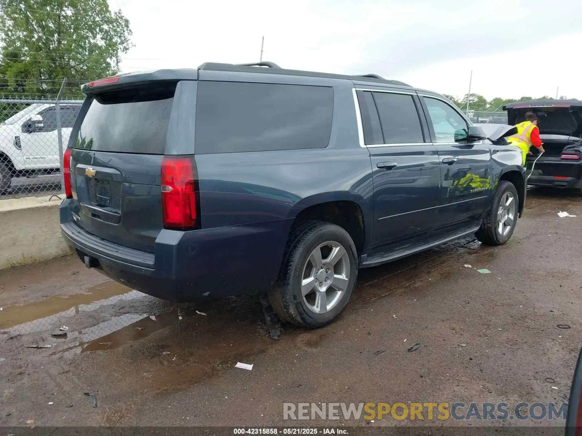4 Photograph of a damaged car 1GNSKGKC7KR244916 CHEVROLET SUBURBAN 2019
