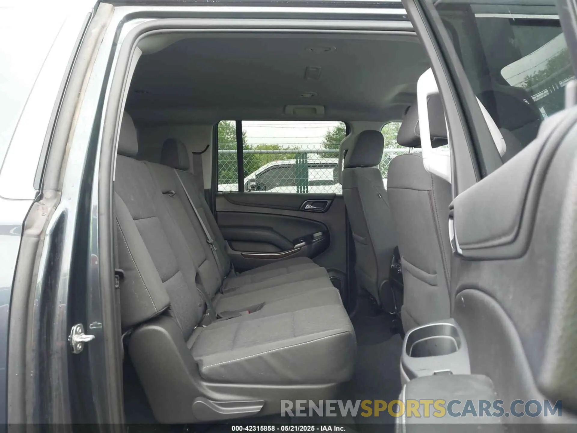 8 Photograph of a damaged car 1GNSKGKC7KR244916 CHEVROLET SUBURBAN 2019
