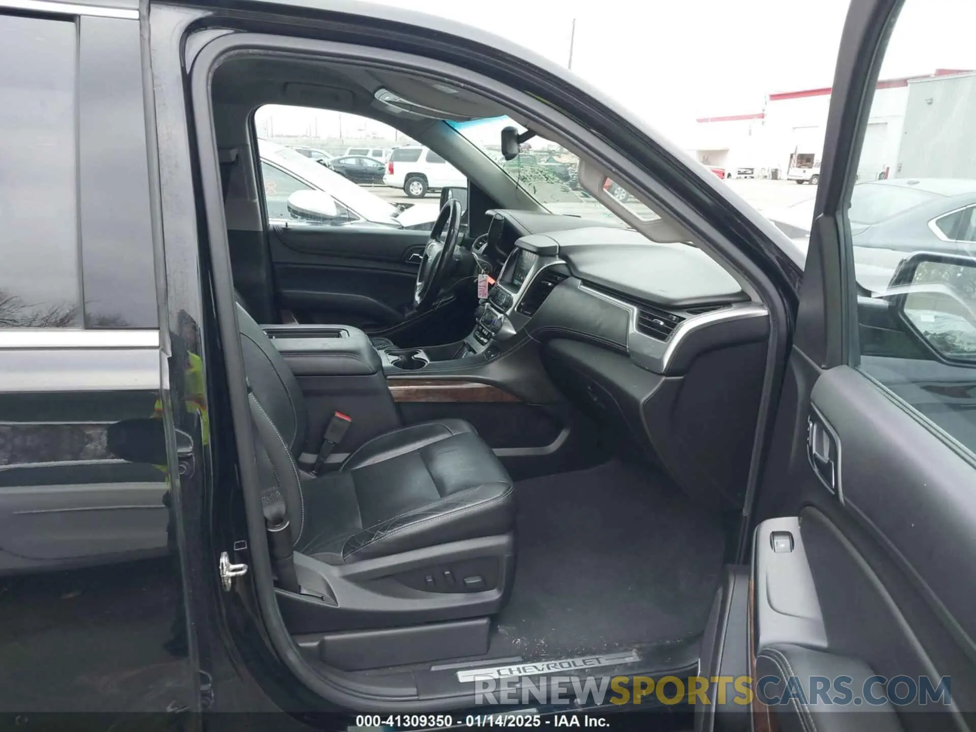 5 Photograph of a damaged car 1GNSKHKC0KR159583 CHEVROLET SUBURBAN 2019