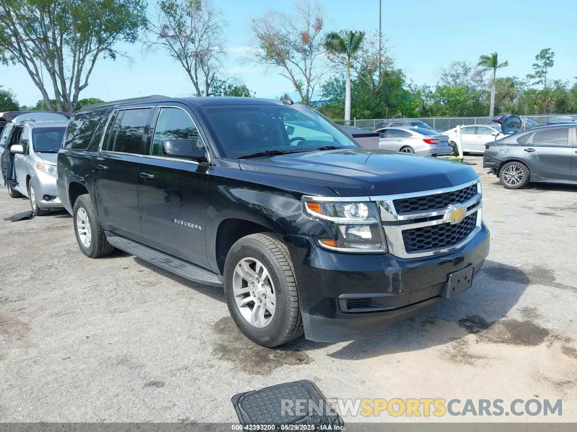 1 Photograph of a damaged car 1GNSKHKC0KR203405 CHEVROLET SUBURBAN 2019