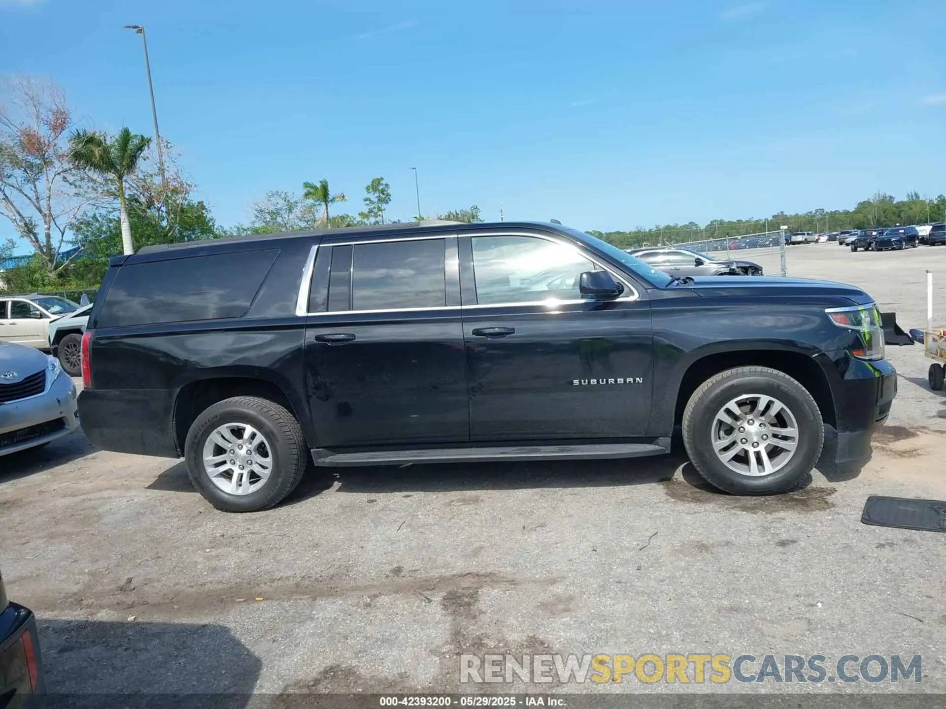 13 Photograph of a damaged car 1GNSKHKC0KR203405 CHEVROLET SUBURBAN 2019