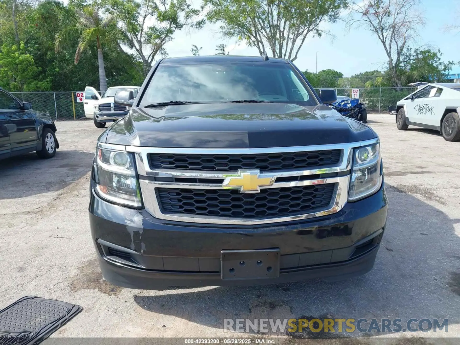 17 Photograph of a damaged car 1GNSKHKC0KR203405 CHEVROLET SUBURBAN 2019