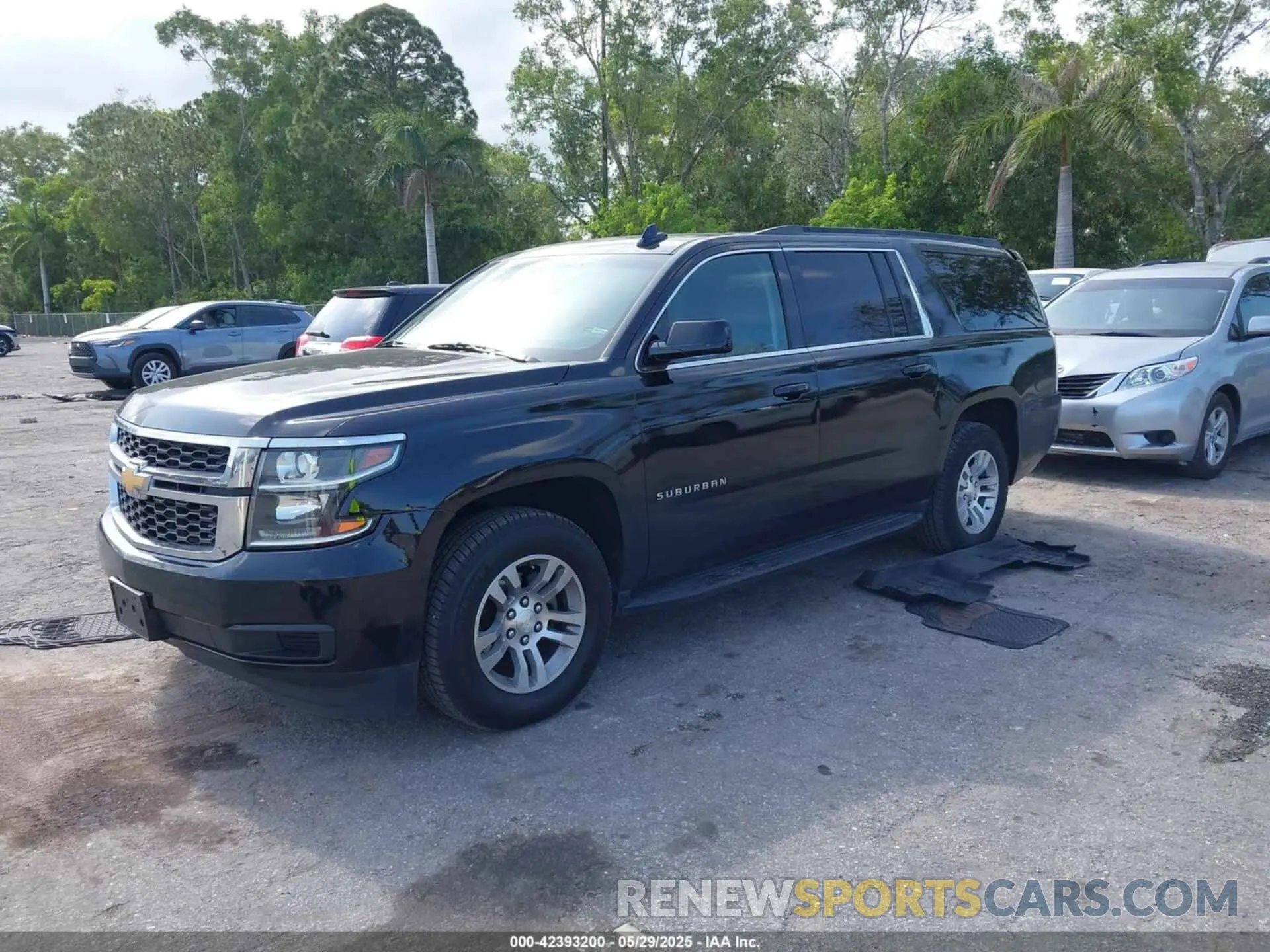 2 Photograph of a damaged car 1GNSKHKC0KR203405 CHEVROLET SUBURBAN 2019