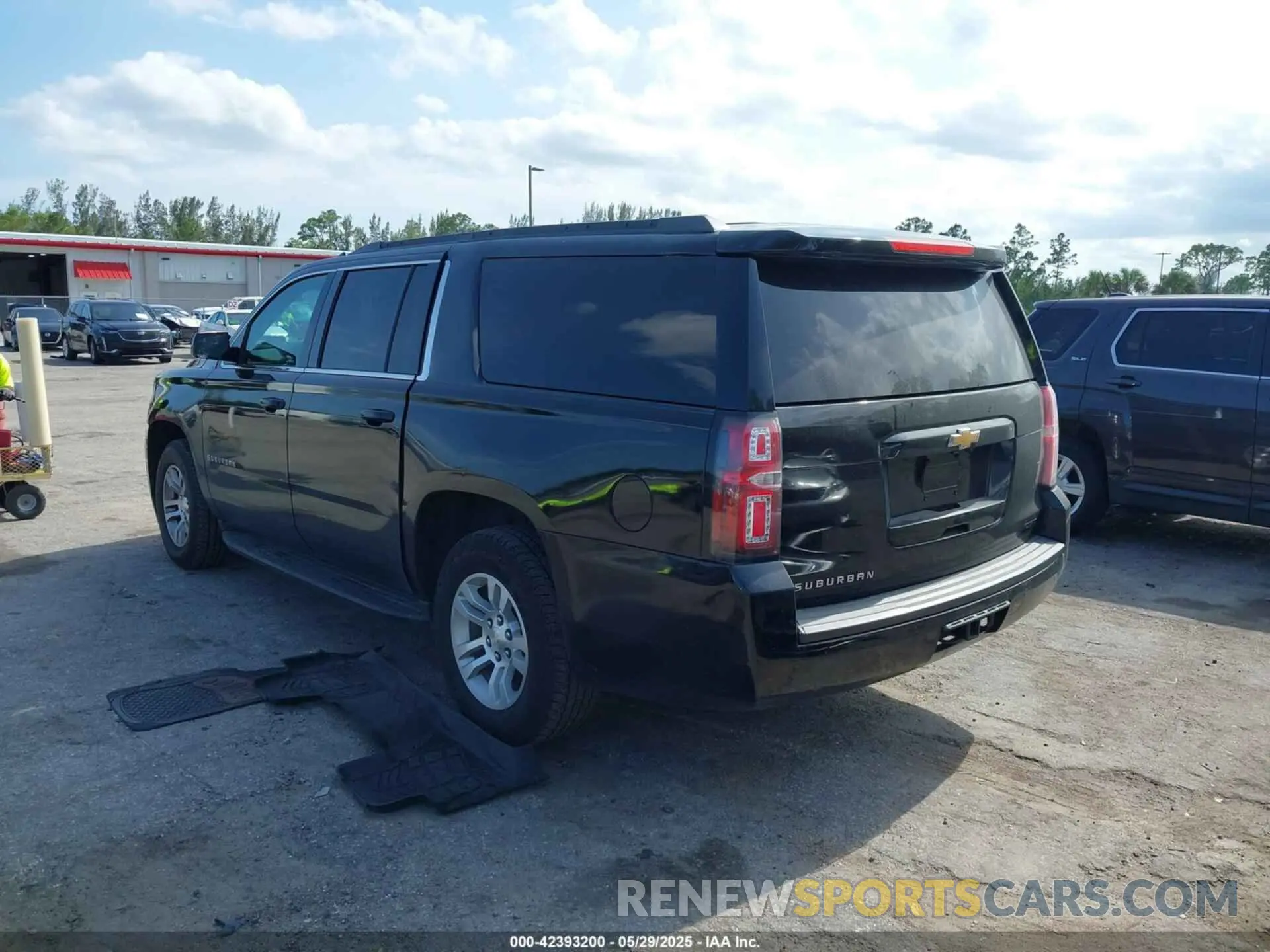 3 Photograph of a damaged car 1GNSKHKC0KR203405 CHEVROLET SUBURBAN 2019