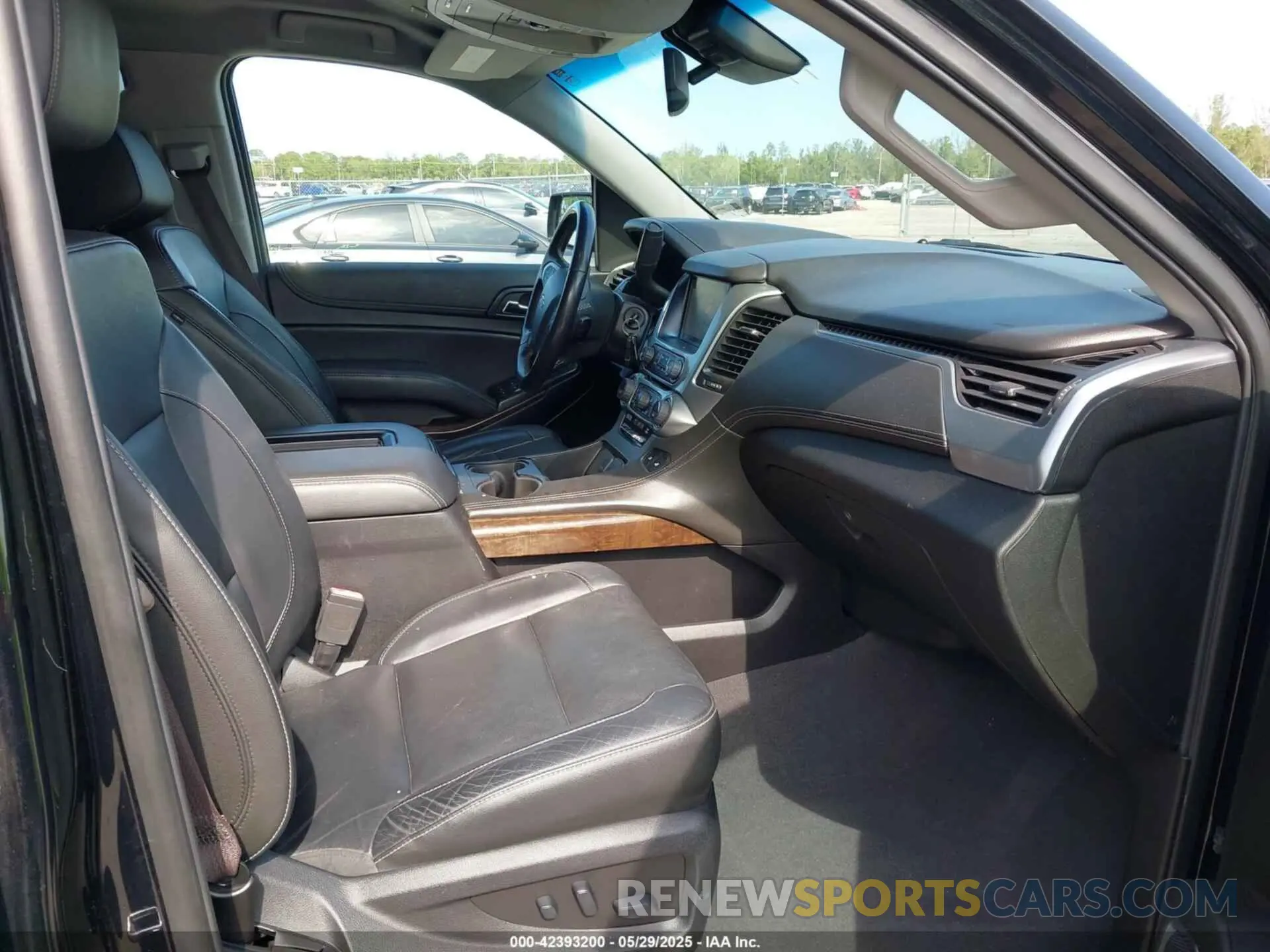 5 Photograph of a damaged car 1GNSKHKC0KR203405 CHEVROLET SUBURBAN 2019
