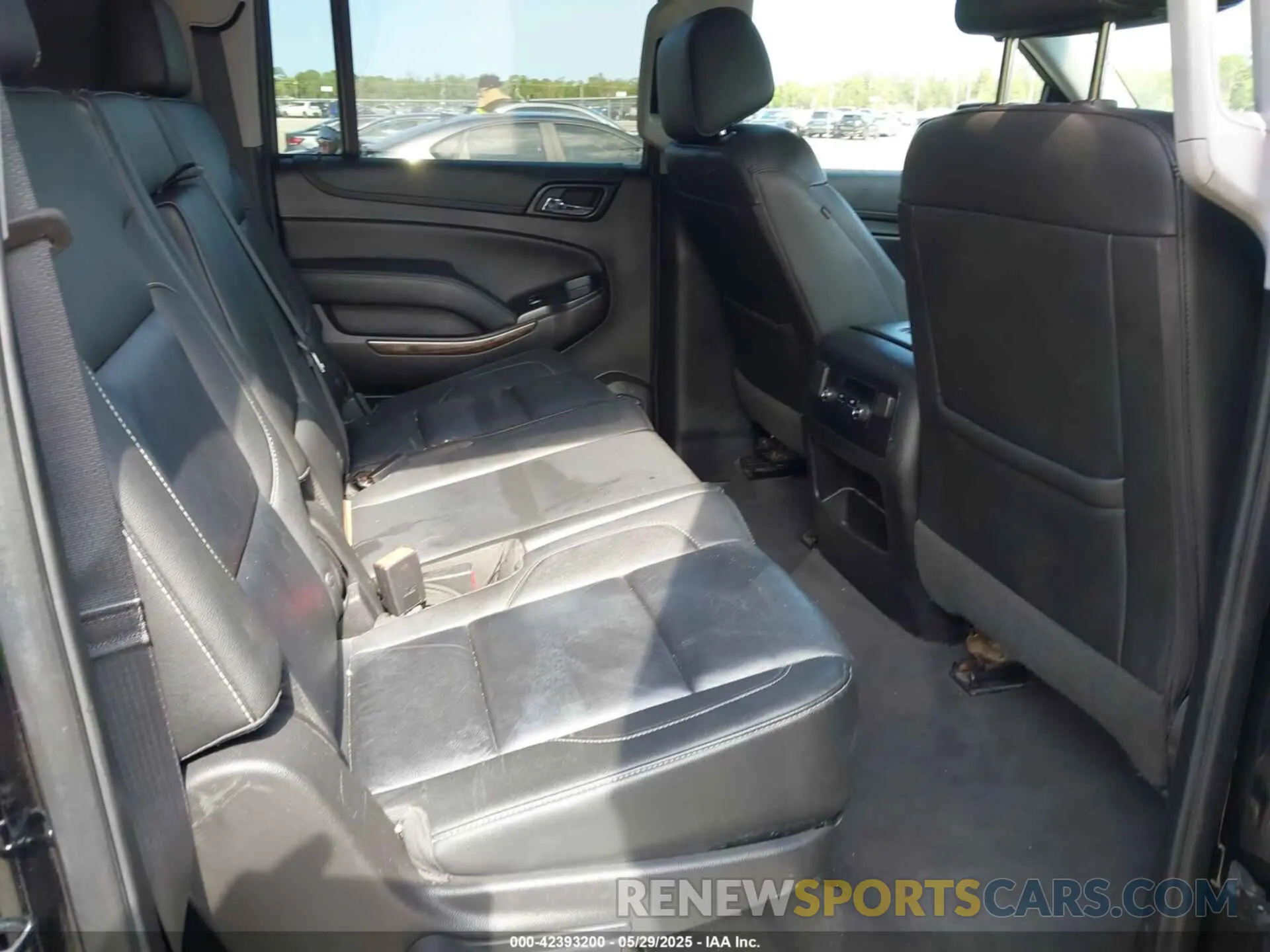 8 Photograph of a damaged car 1GNSKHKC0KR203405 CHEVROLET SUBURBAN 2019