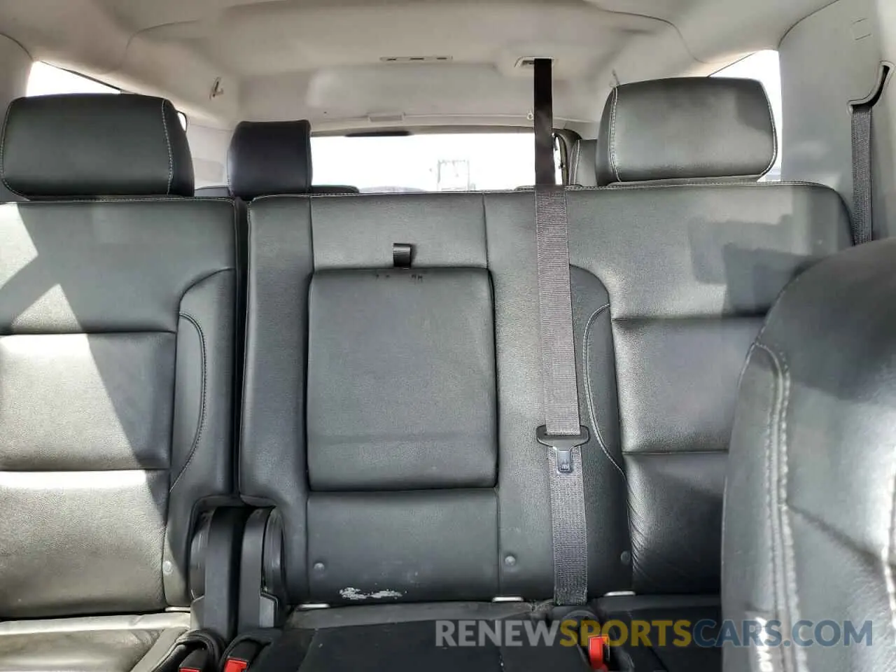 10 Photograph of a damaged car 1GNSKHKC0KR397479 CHEVROLET SUBURBAN 2019