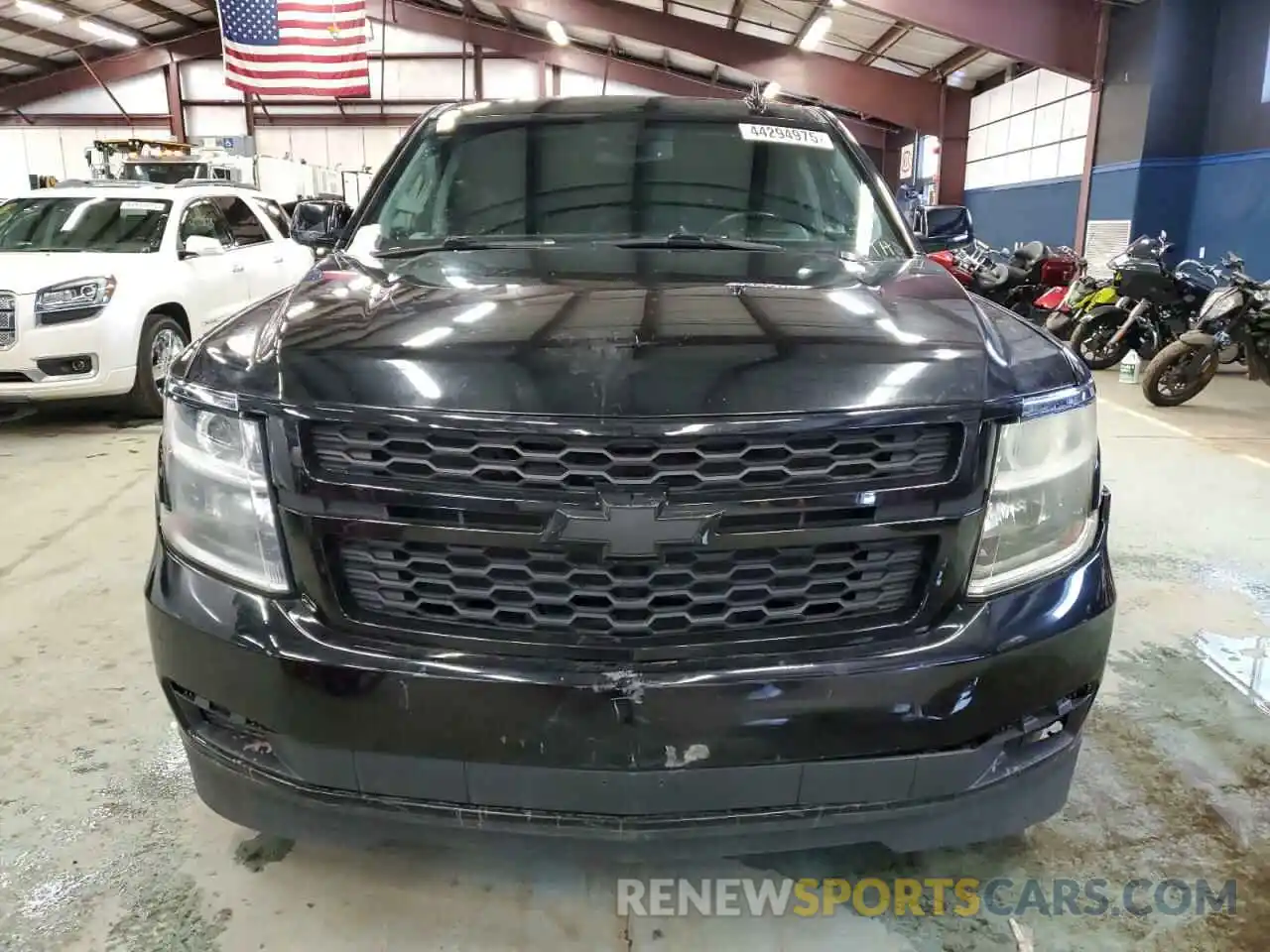 5 Photograph of a damaged car 1GNSKHKC1KR129573 CHEVROLET SUBURBAN 2019