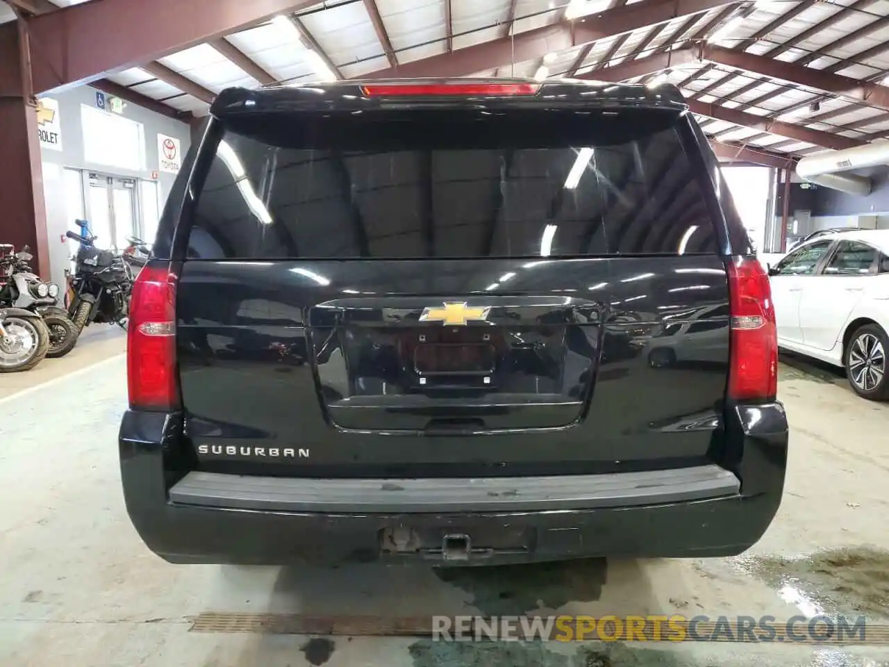 6 Photograph of a damaged car 1GNSKHKC1KR129573 CHEVROLET SUBURBAN 2019