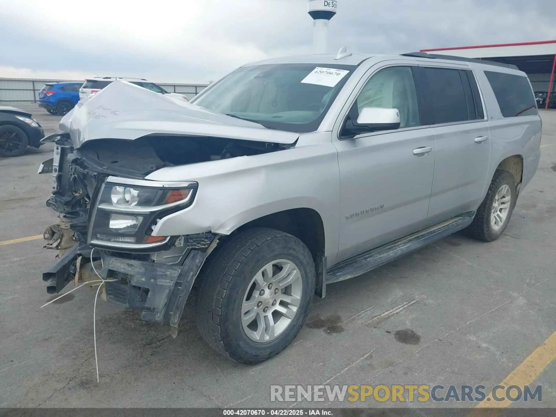 2 Photograph of a damaged car 1GNSKHKC1KR163061 CHEVROLET SUBURBAN 2019