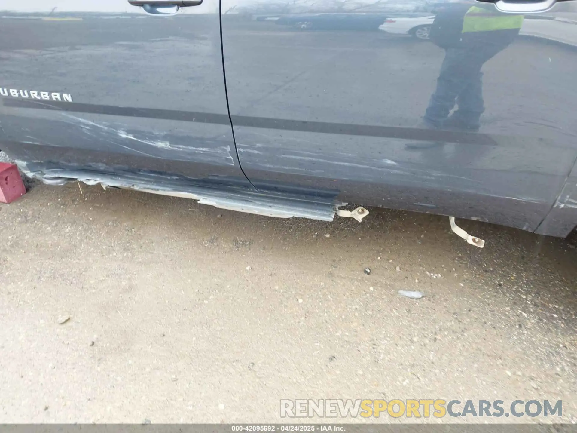 19 Photograph of a damaged car 1GNSKHKC1KR241449 CHEVROLET SUBURBAN 2019