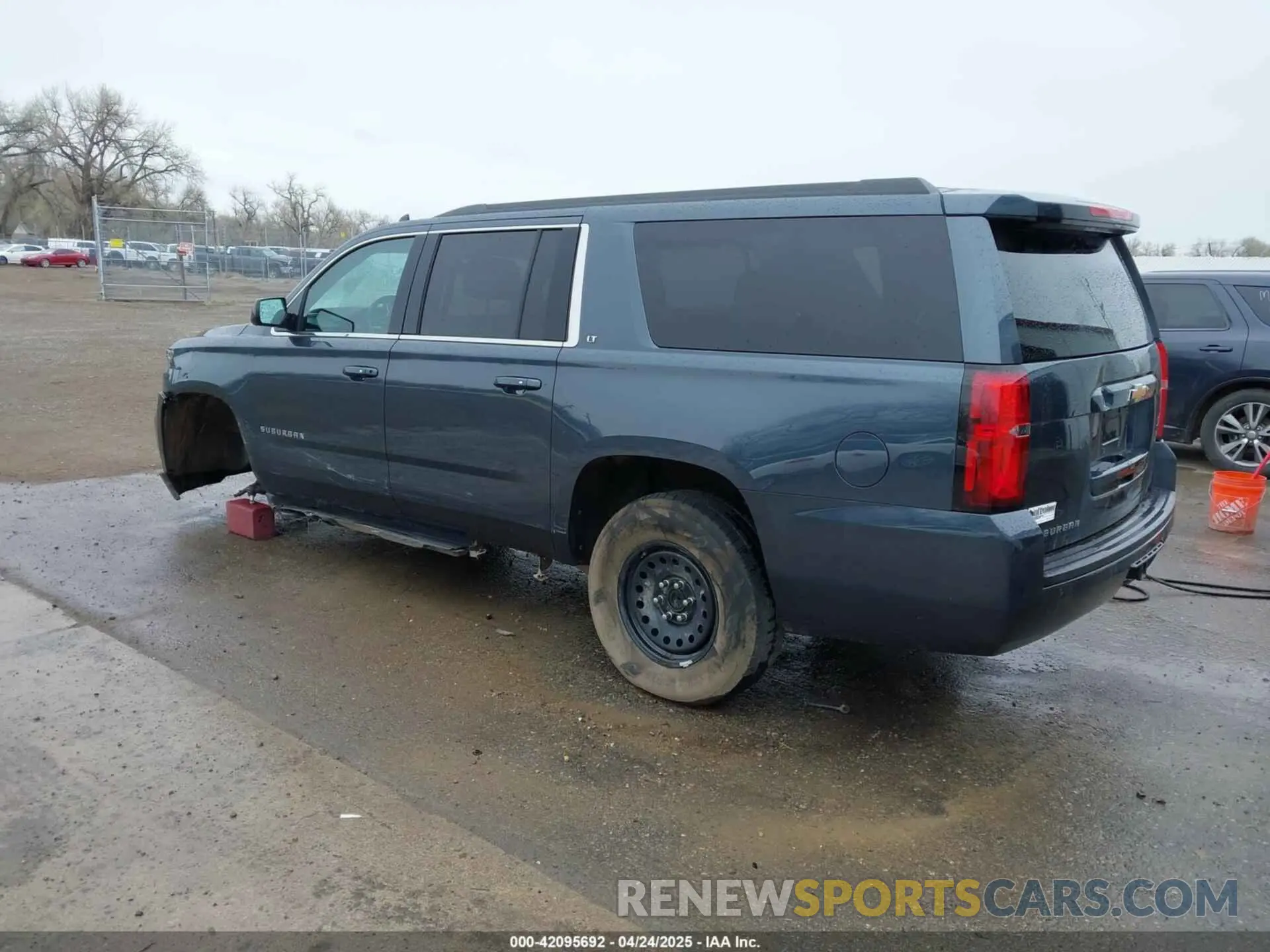 3 Photograph of a damaged car 1GNSKHKC1KR241449 CHEVROLET SUBURBAN 2019