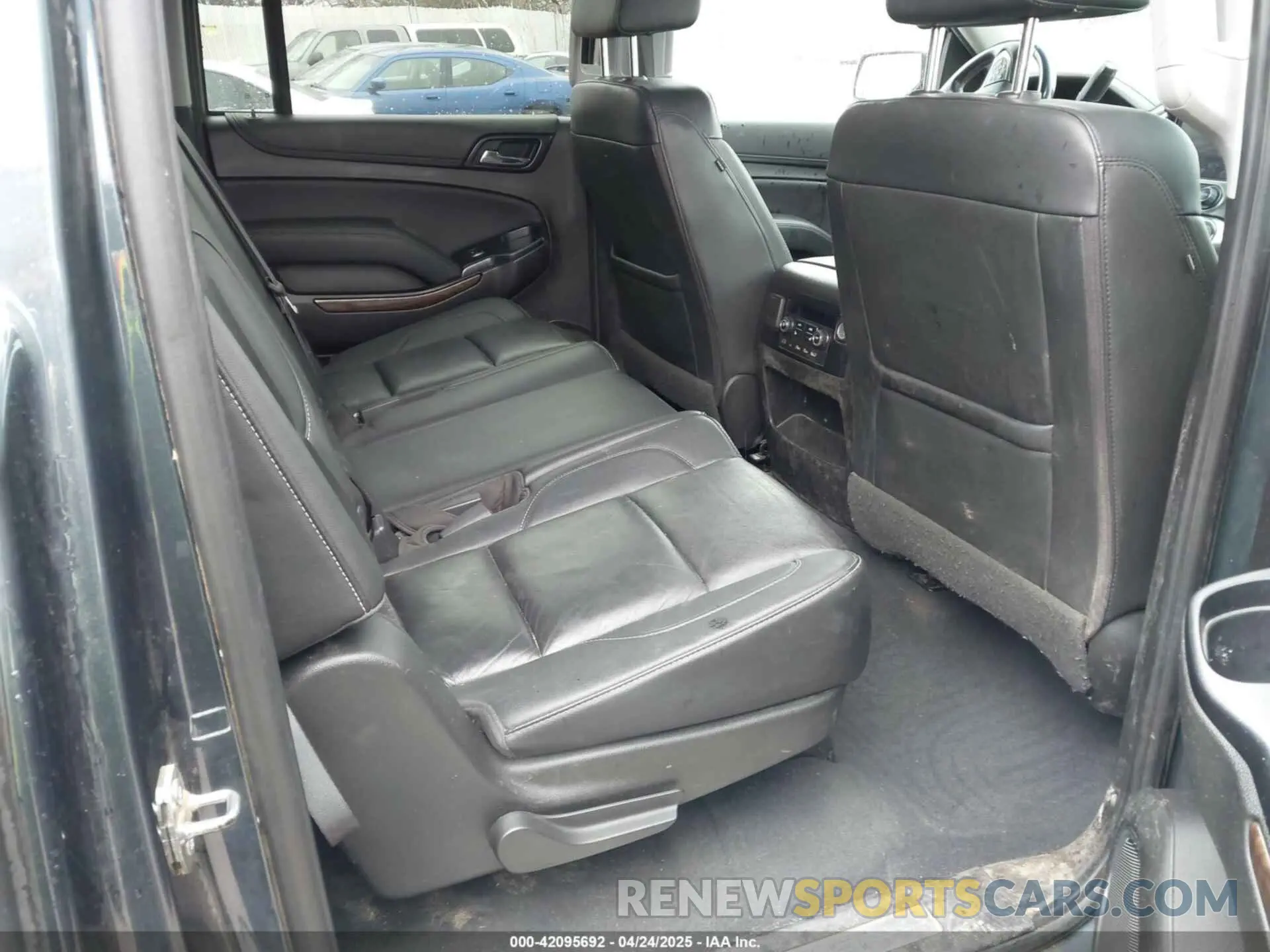 8 Photograph of a damaged car 1GNSKHKC1KR241449 CHEVROLET SUBURBAN 2019