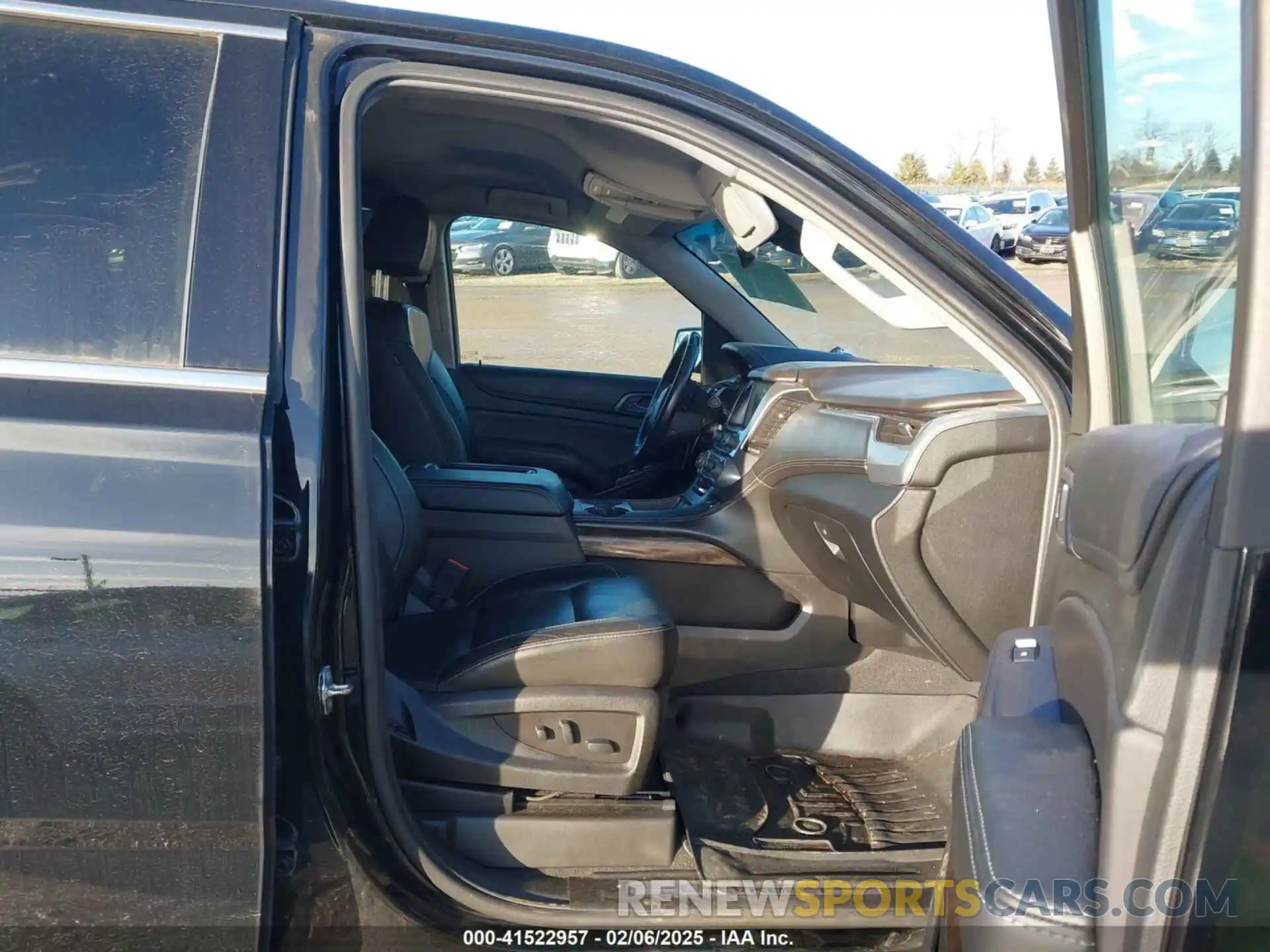 5 Photograph of a damaged car 1GNSKHKC2KR120137 CHEVROLET SUBURBAN 2019