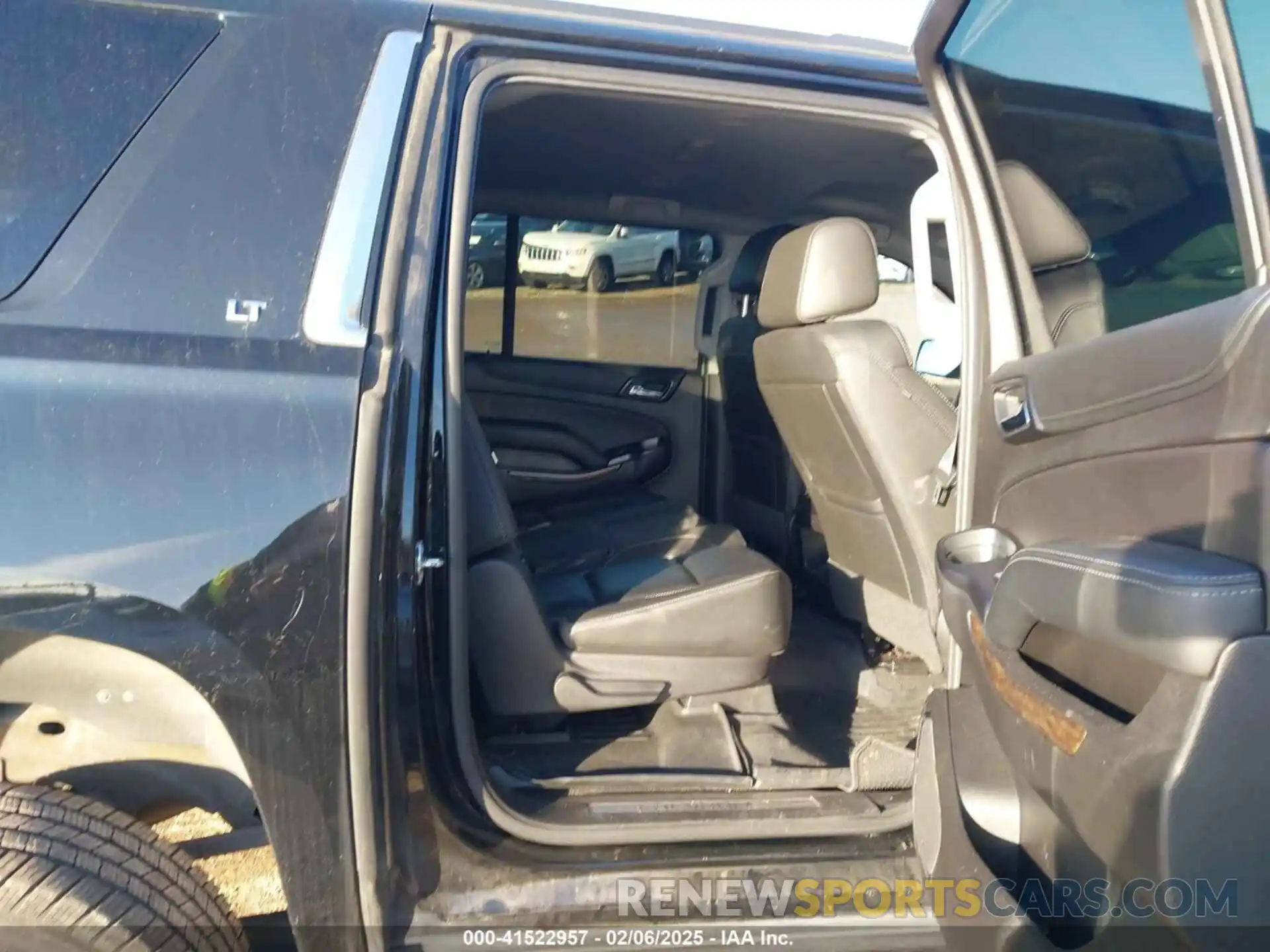 8 Photograph of a damaged car 1GNSKHKC2KR120137 CHEVROLET SUBURBAN 2019