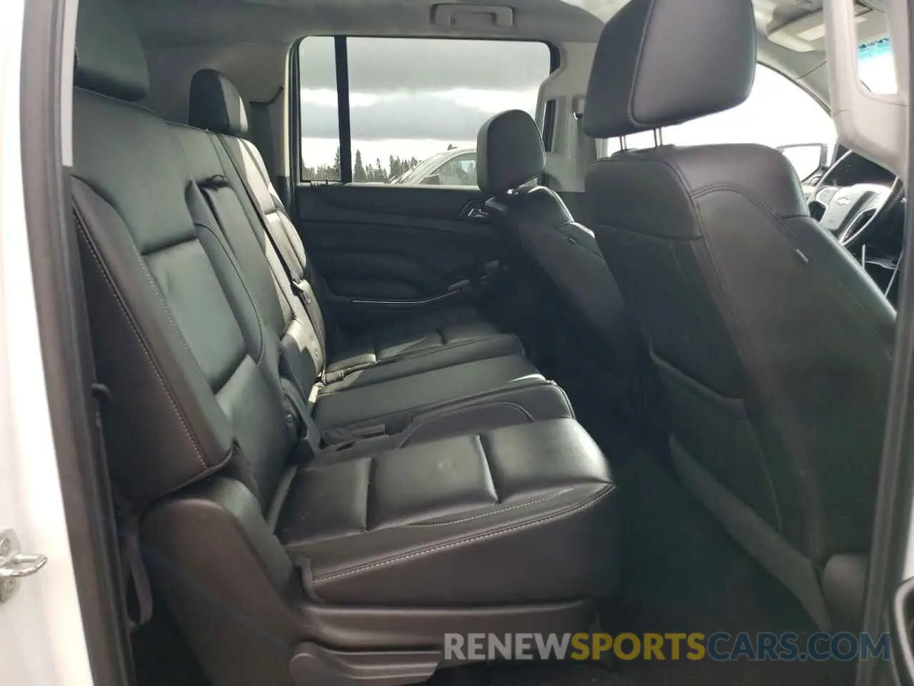 10 Photograph of a damaged car 1GNSKHKC2KR140923 CHEVROLET SUBURBAN 2019