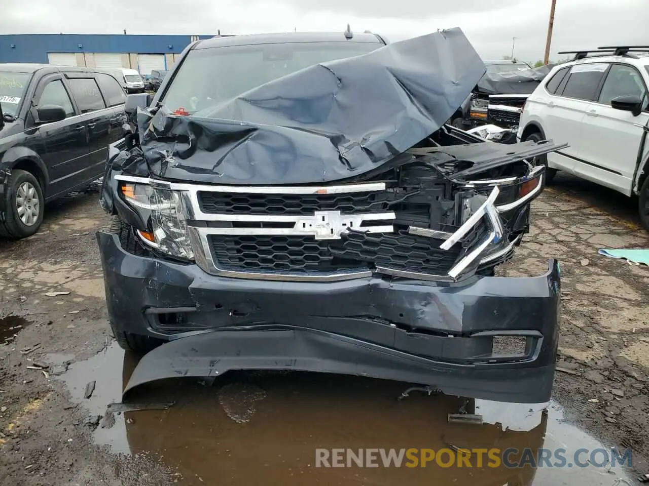 5 Photograph of a damaged car 1GNSKHKC2KR215247 CHEVROLET SUBURBAN 2019