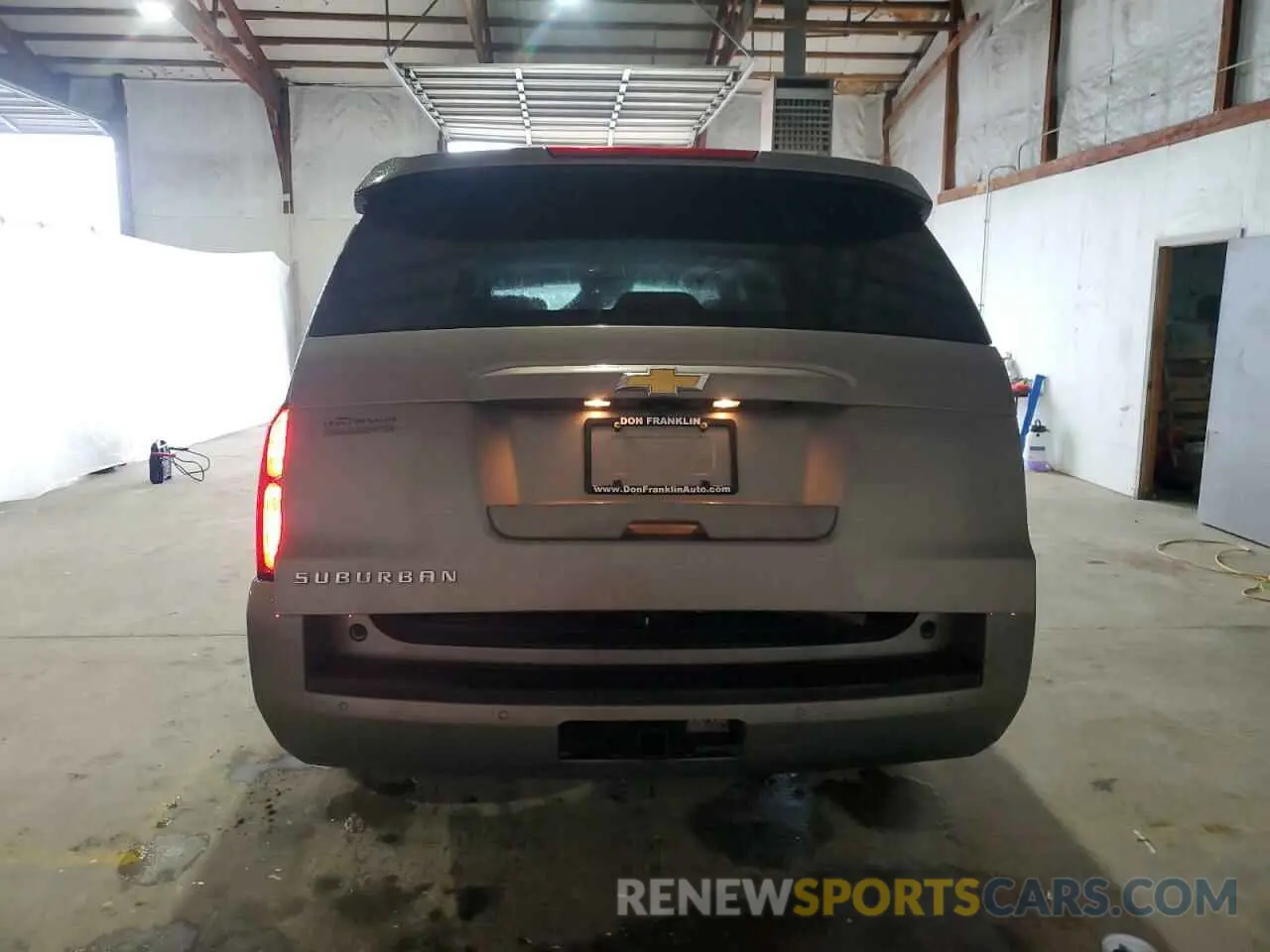 6 Photograph of a damaged car 1GNSKHKC2KR227348 CHEVROLET SUBURBAN 2019